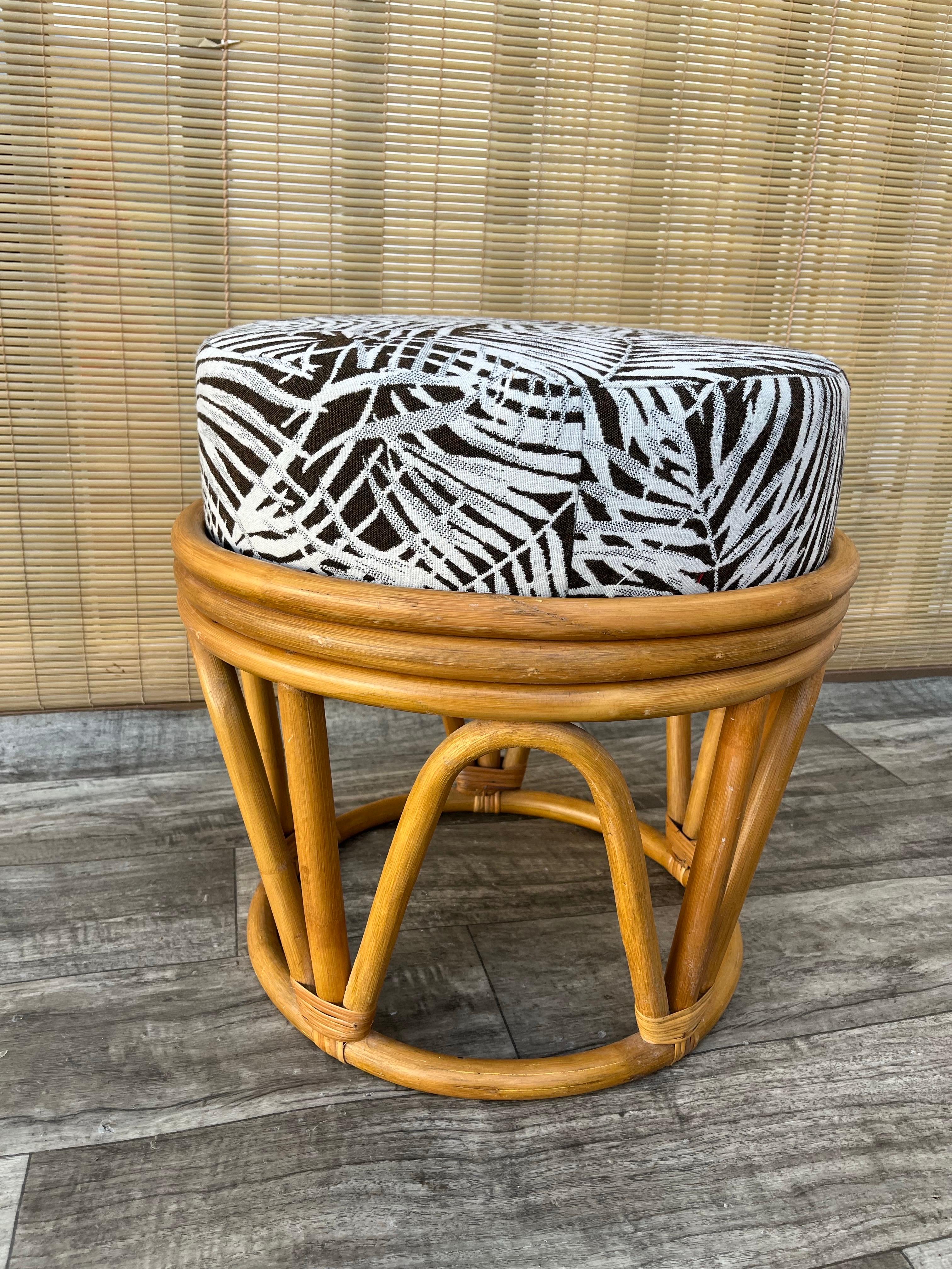 Ein Paar im böhmischen Küstenstil  Rattan-Fußhocker / Ottomane. Circa 1980er Jahre im Angebot 4