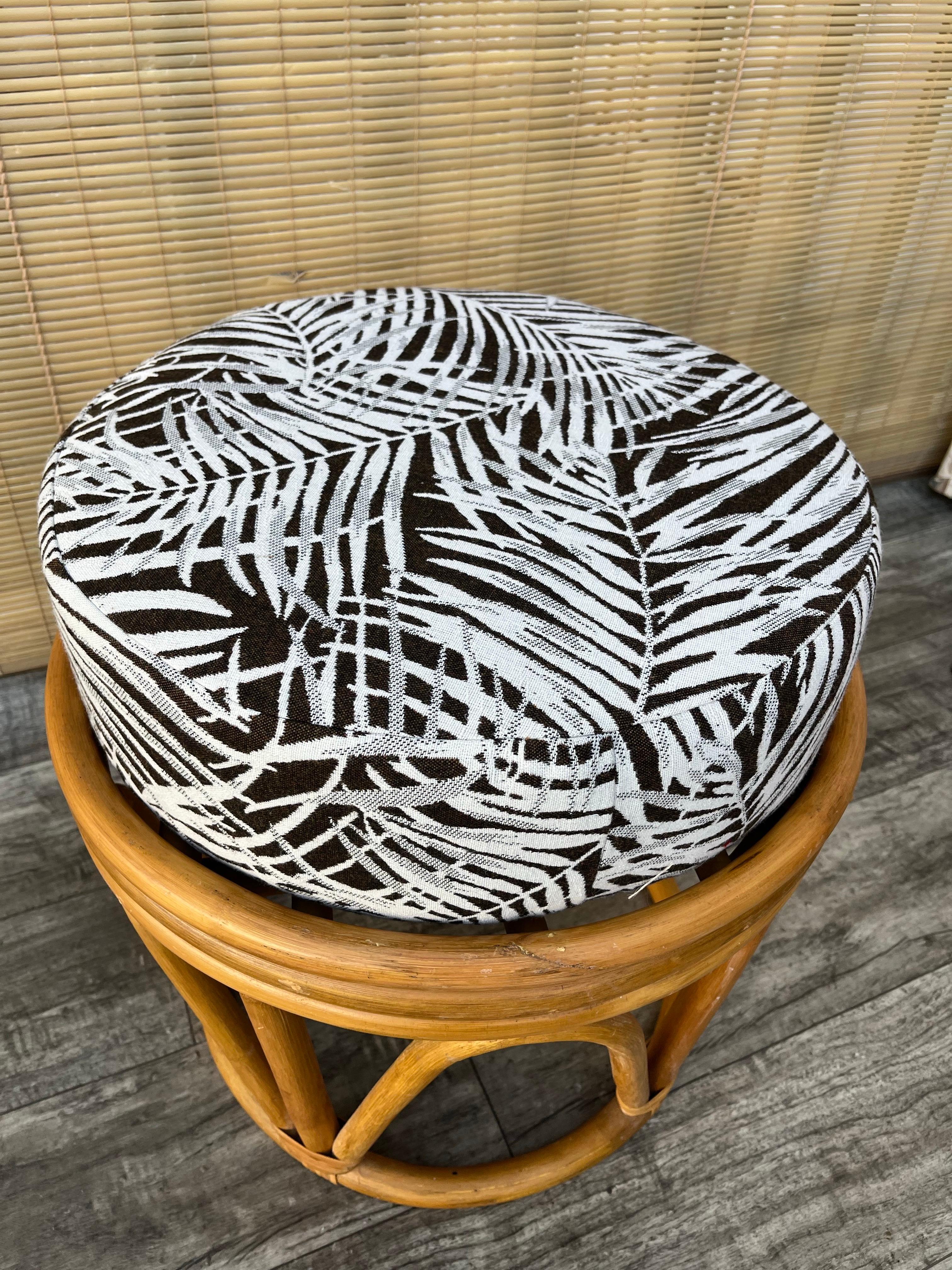 Ein Paar im böhmischen Küstenstil  Rattan-Fußhocker / Ottomane. Circa 1980er Jahre im Angebot 5