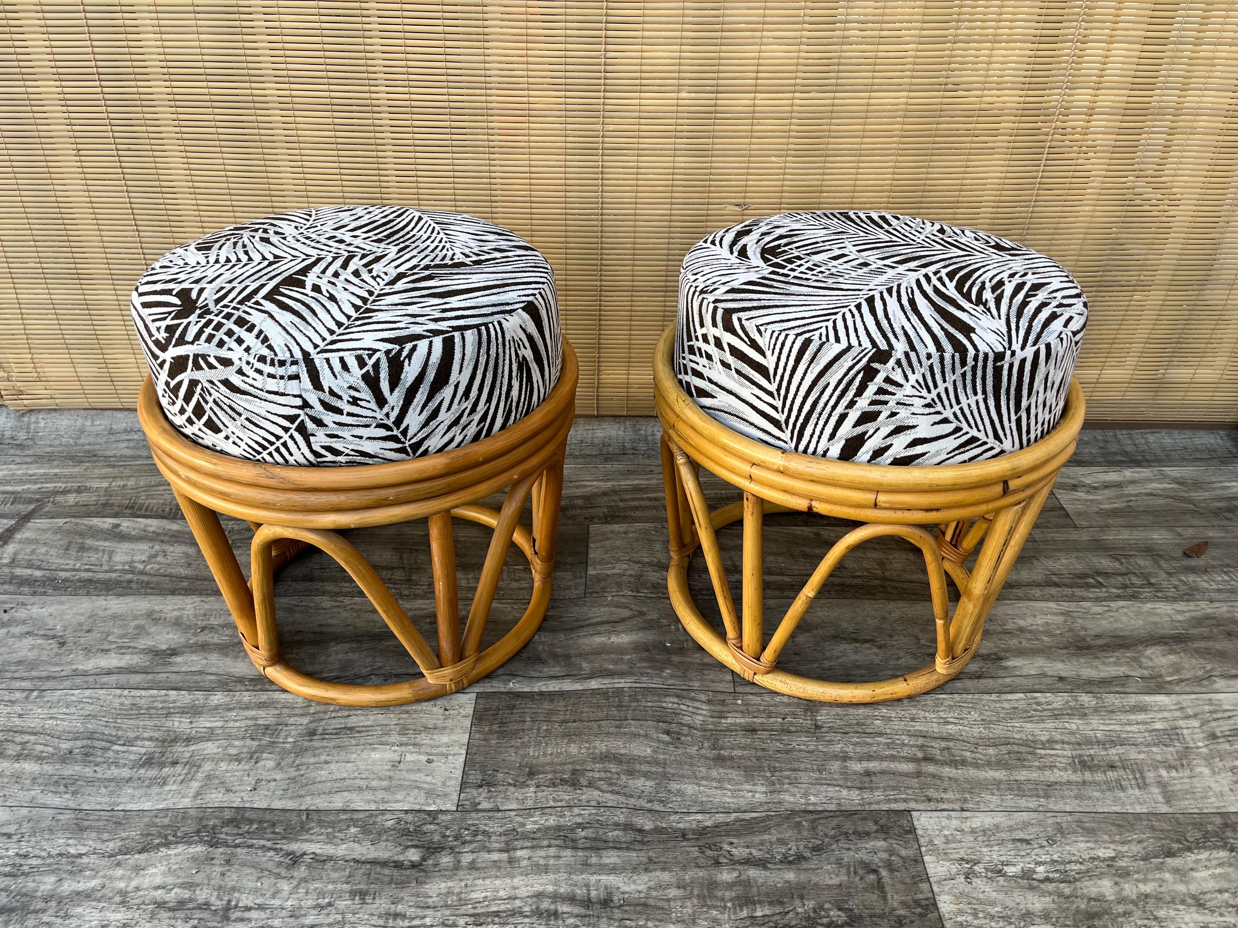 Ein Paar im böhmischen Küstenstil  Rattan-Fußhocker / Ottomane. Circa 1980er Jahre im Angebot 6