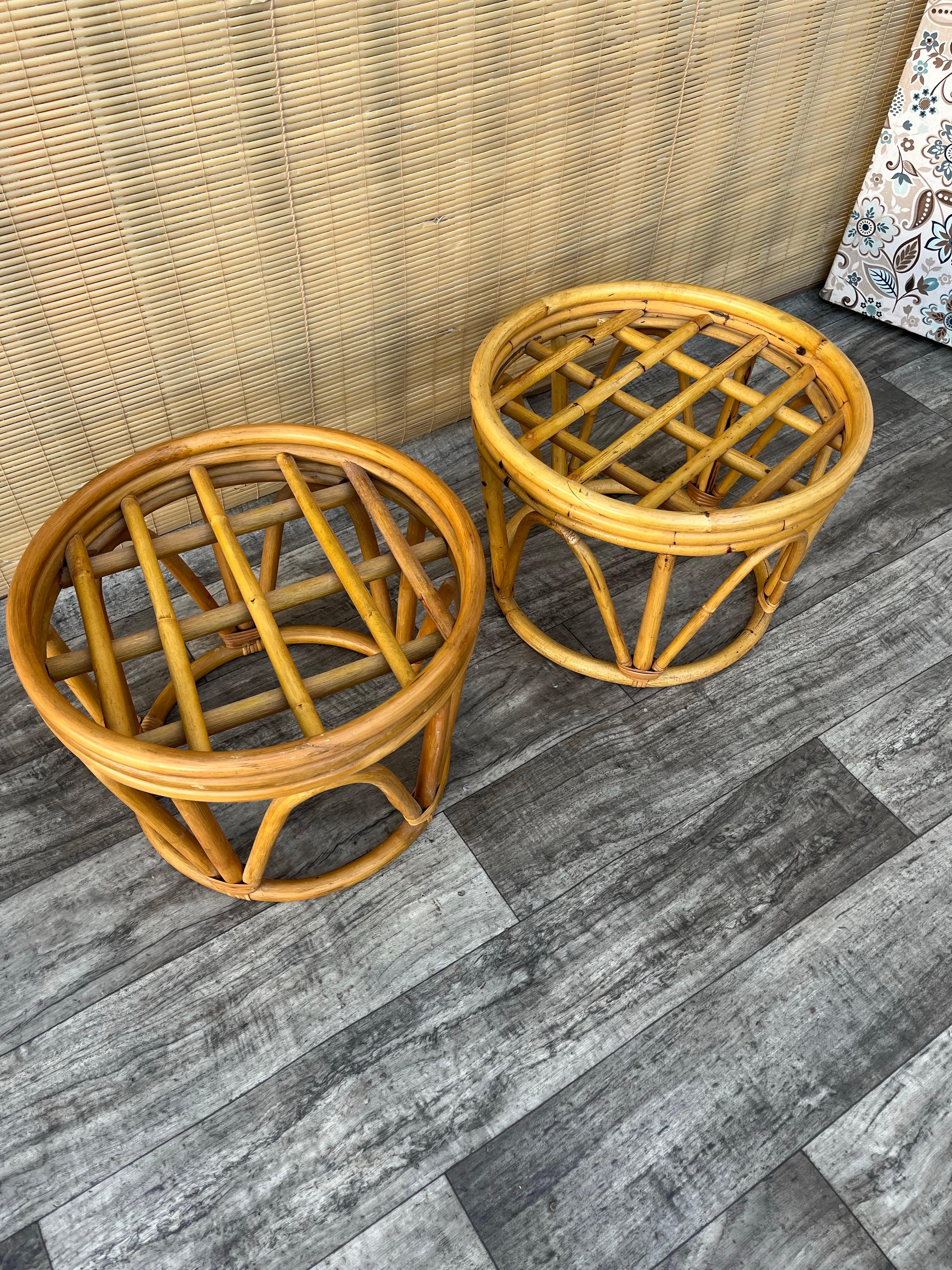 Ein Paar im böhmischen Küstenstil  Rattan-Fußhocker / Ottomane. Circa 1980er Jahre im Angebot 8