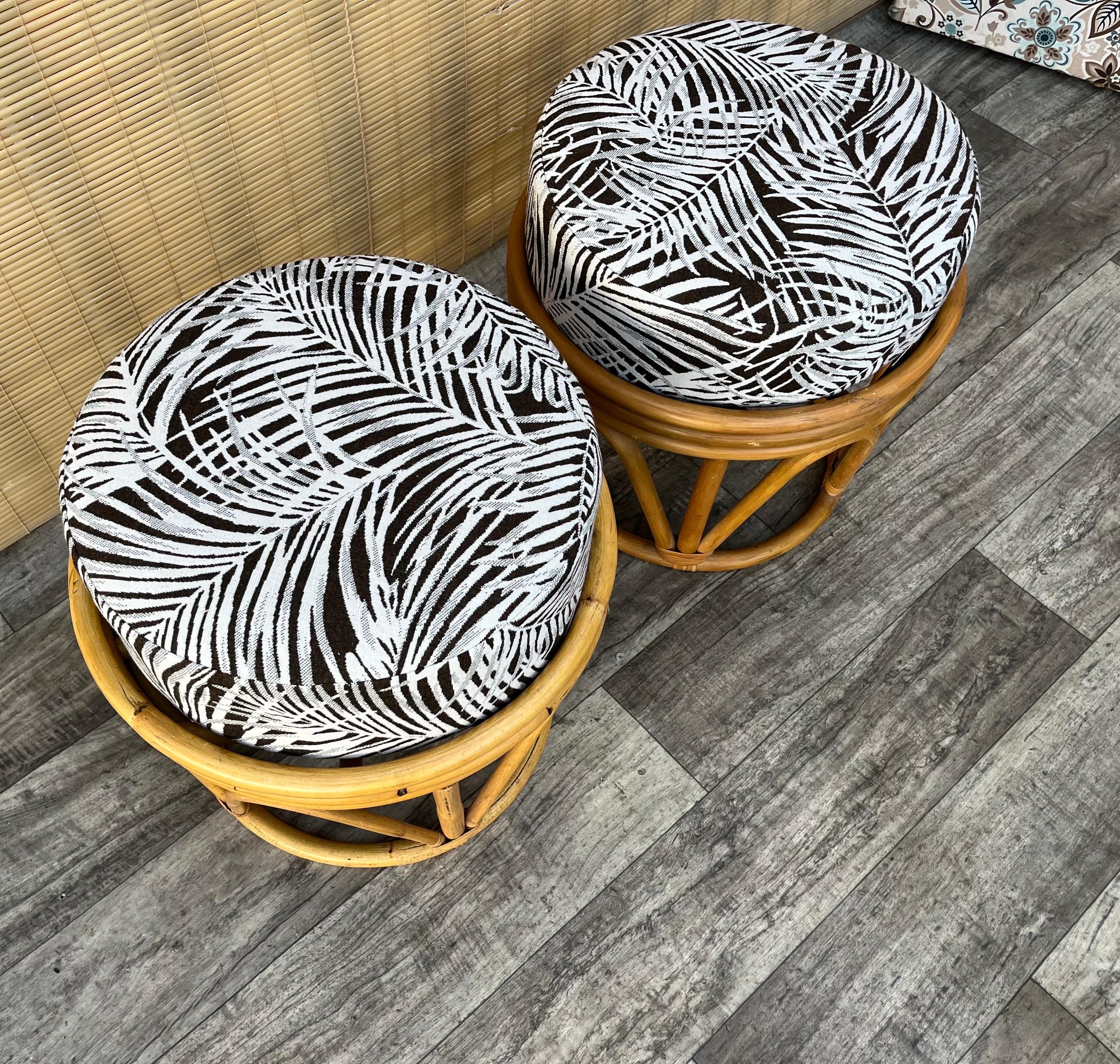 Ein Paar im böhmischen Küstenstil  Rattan-Fußhocker / Ottomane. Circa 1980er Jahre im Angebot 11
