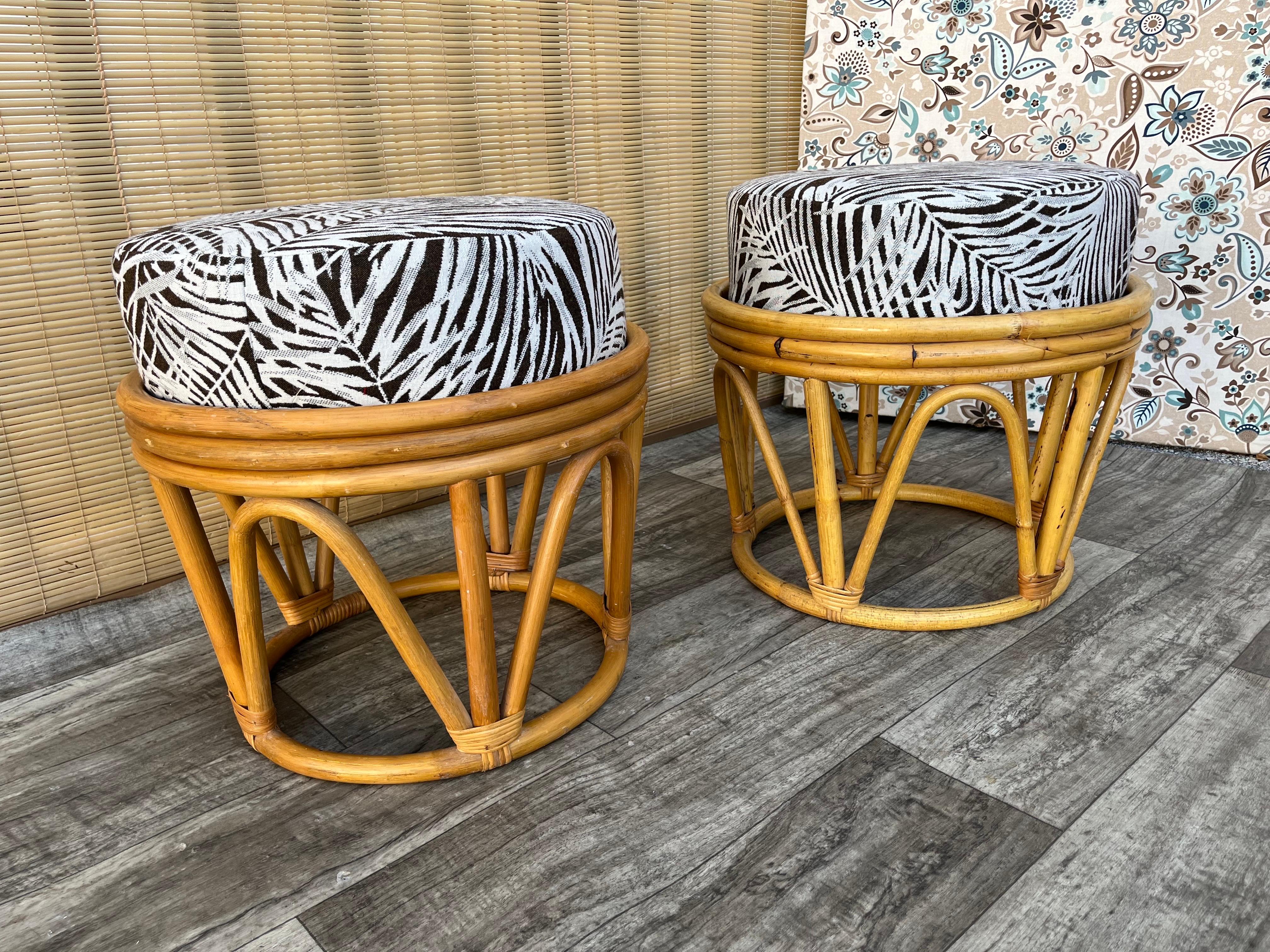 Ein Paar im böhmischen Küstenstil  Rattan-Fußhocker / Ottomane. Circa 1980er Jahre im Angebot 12