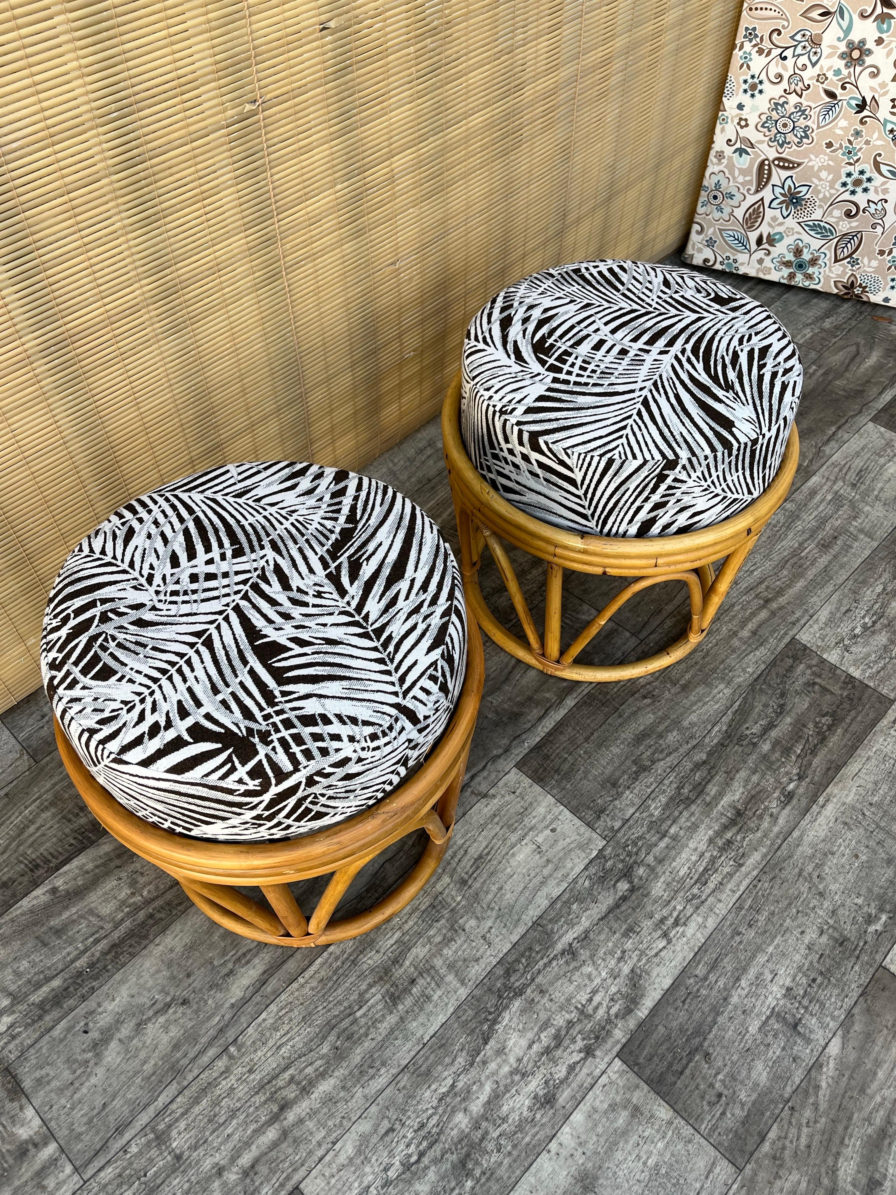 Ein Paar im böhmischen Küstenstil  Rattan-Fußhocker / Ottomane. Circa 1980er Jahre (Böhmisch) im Angebot