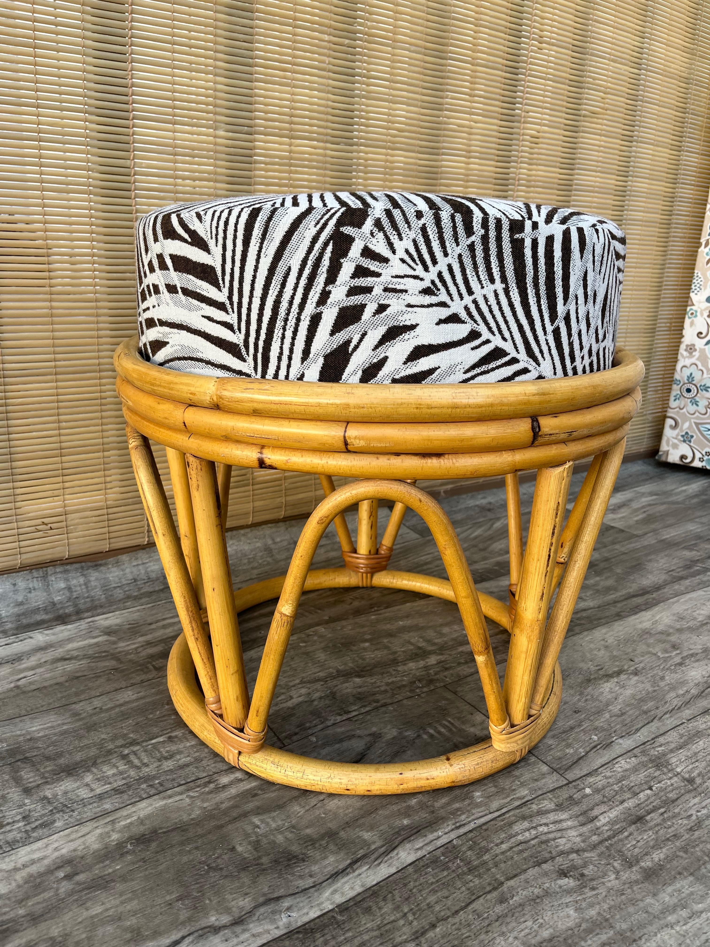 Ein Paar im böhmischen Küstenstil  Rattan-Fußhocker / Ottomane. Circa 1980er Jahre im Angebot 1