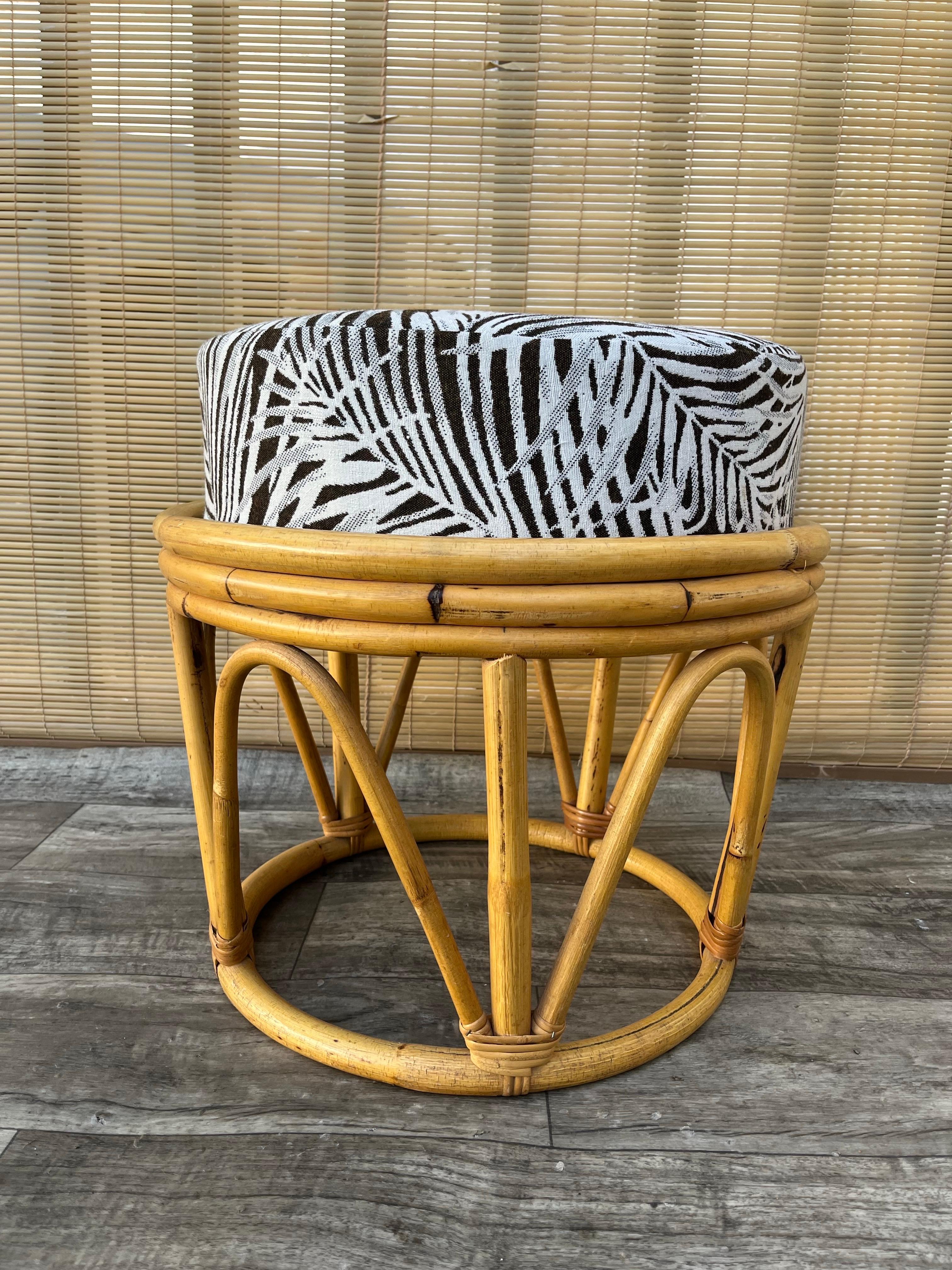 Ein Paar im böhmischen Küstenstil  Rattan-Fußhocker / Ottomane. Circa 1980er Jahre im Angebot 2