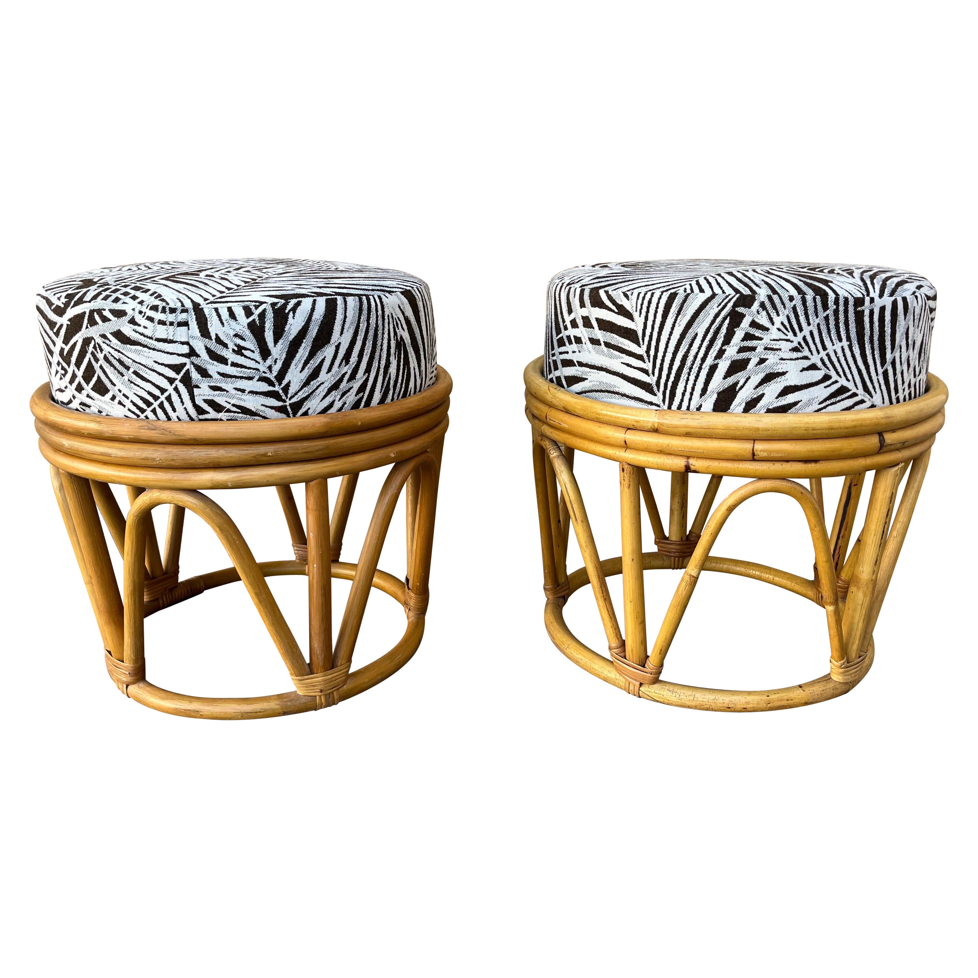 Ein Paar im böhmischen Küstenstil  Rattan-Fußhocker / Ottomane. Circa 1980er Jahre im Angebot