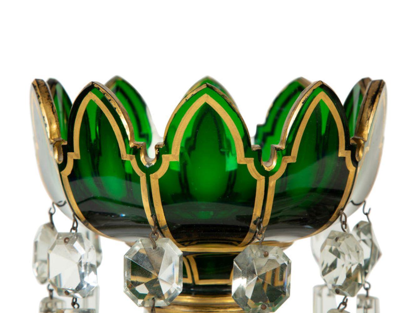 Ein Paar feiner böhmischer grüner Kristalllüster mit goldenen Details. Kristalloktagone und Prismen. ca. 1890.
Höhe 16 x Durchmesser 7 1/4 Zoll.
CW5132.
