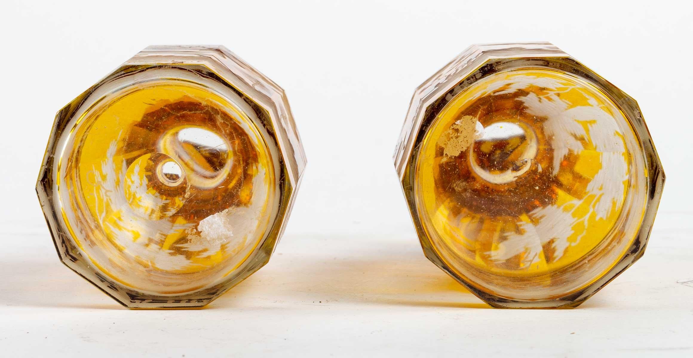 A pair of Bohemian hunting decanters, amber colour, 19th century, Napoleon III period.
Measures: H: 22 cm, D: 8 cm.