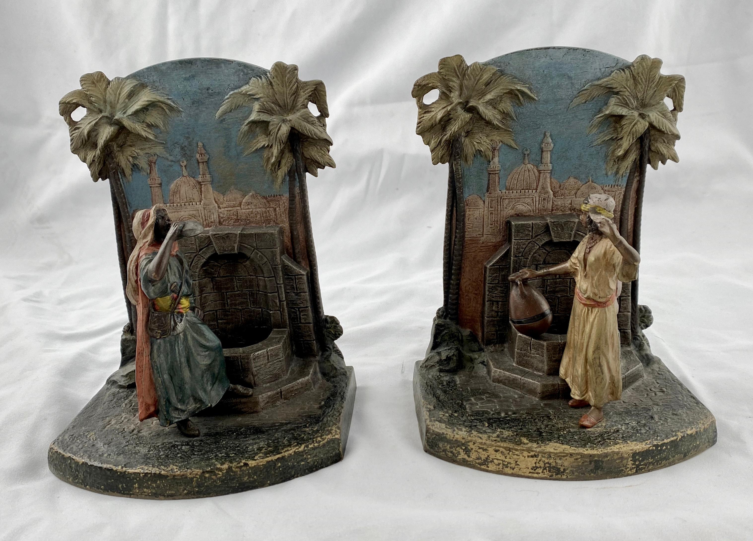 Pareja de atriles para libros, Bronce pintado en frío, Fabricación austriaca alrededor del año 1900. Pintado en frío