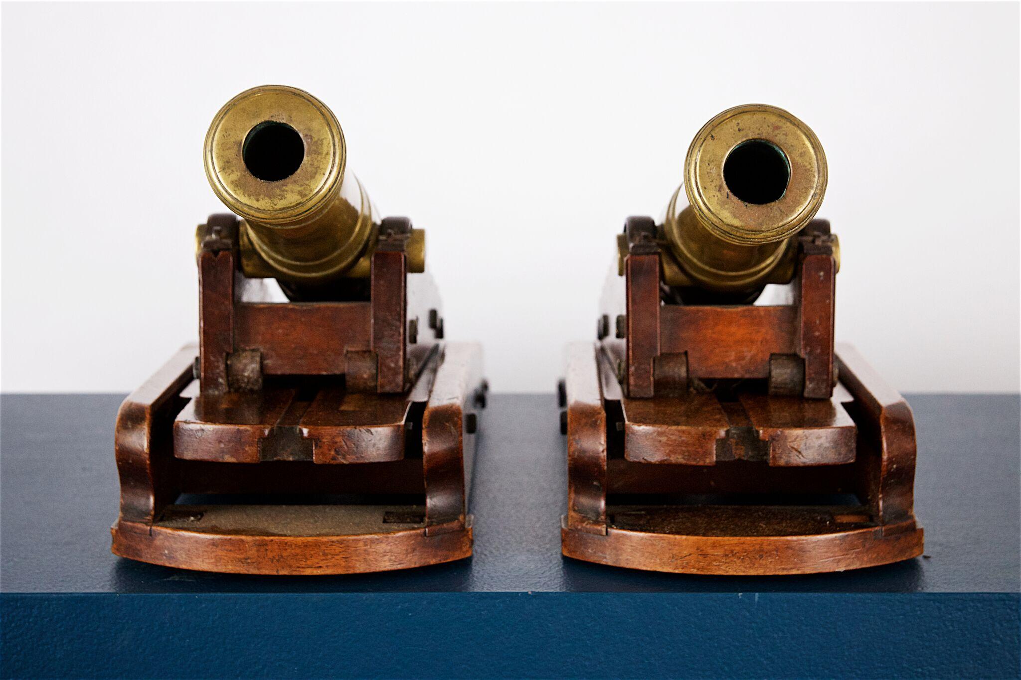 Pair of 19th Century Models of 32-Pounder Canon on Mahogany Elevating Carriages In Good Condition In Stratford upon Avon, GB