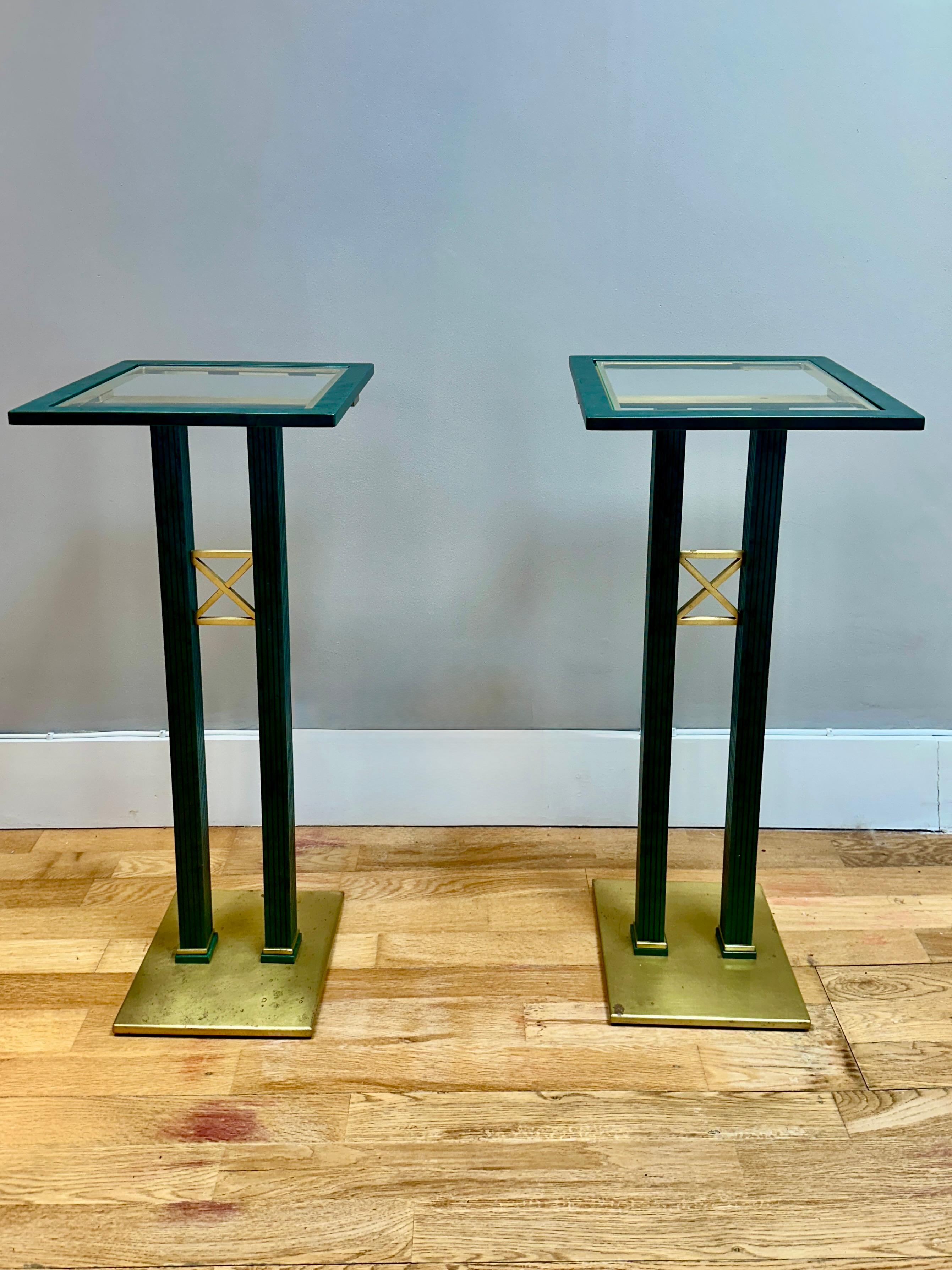 Coppia di piedistalli alti in ottone patinato color bronzo verdastro con piani in vetro e base e assenti in ottone lucido. Dalla Orsenigo Fratelli Italia stimata  produttore specializzato in arredi in metallo. Fondata nel 1960

Piani quadrati in