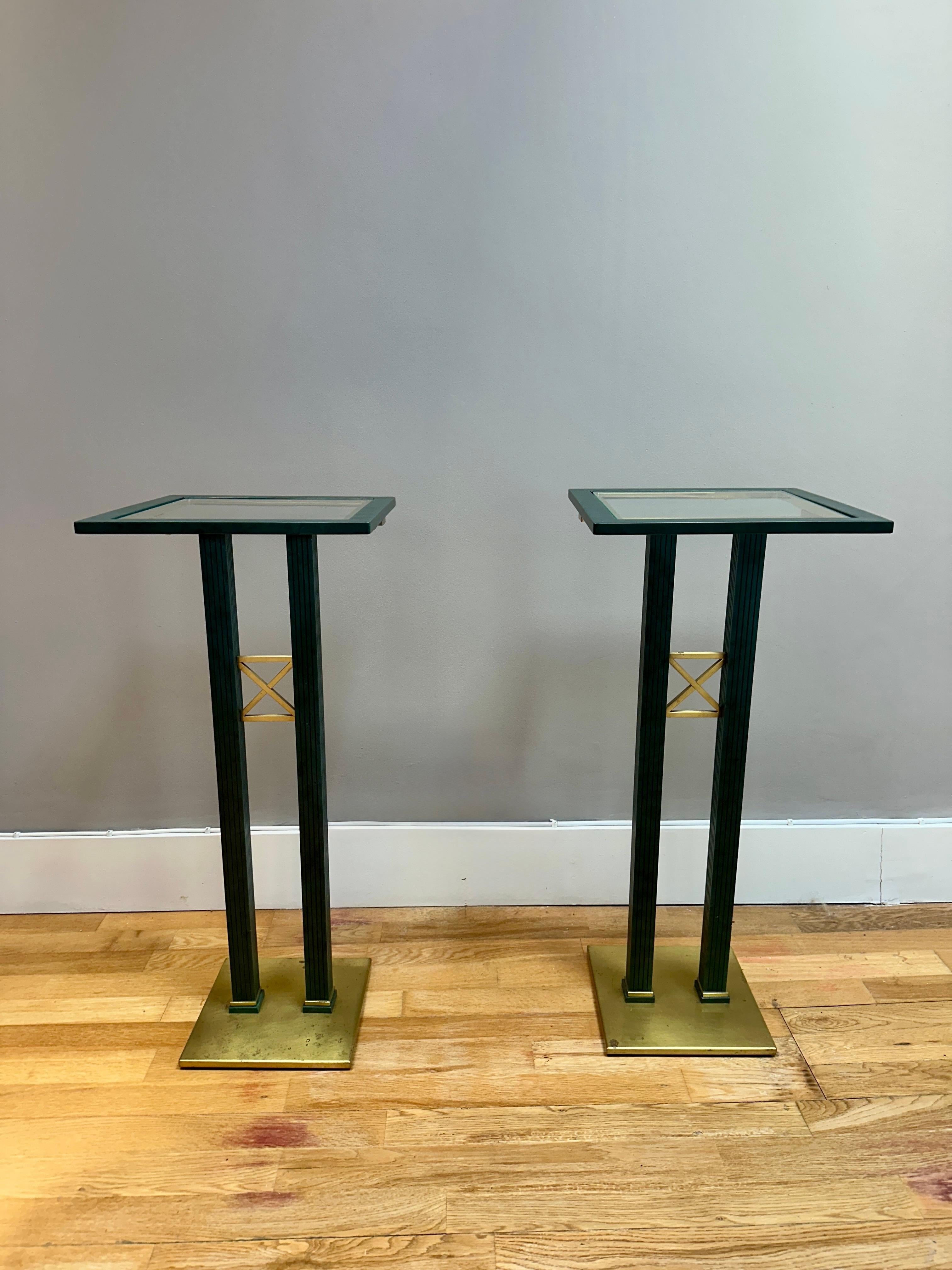 Hollywood Regency Una coppia di piedistalli italiani in ottone e bronzo patinato in vendita