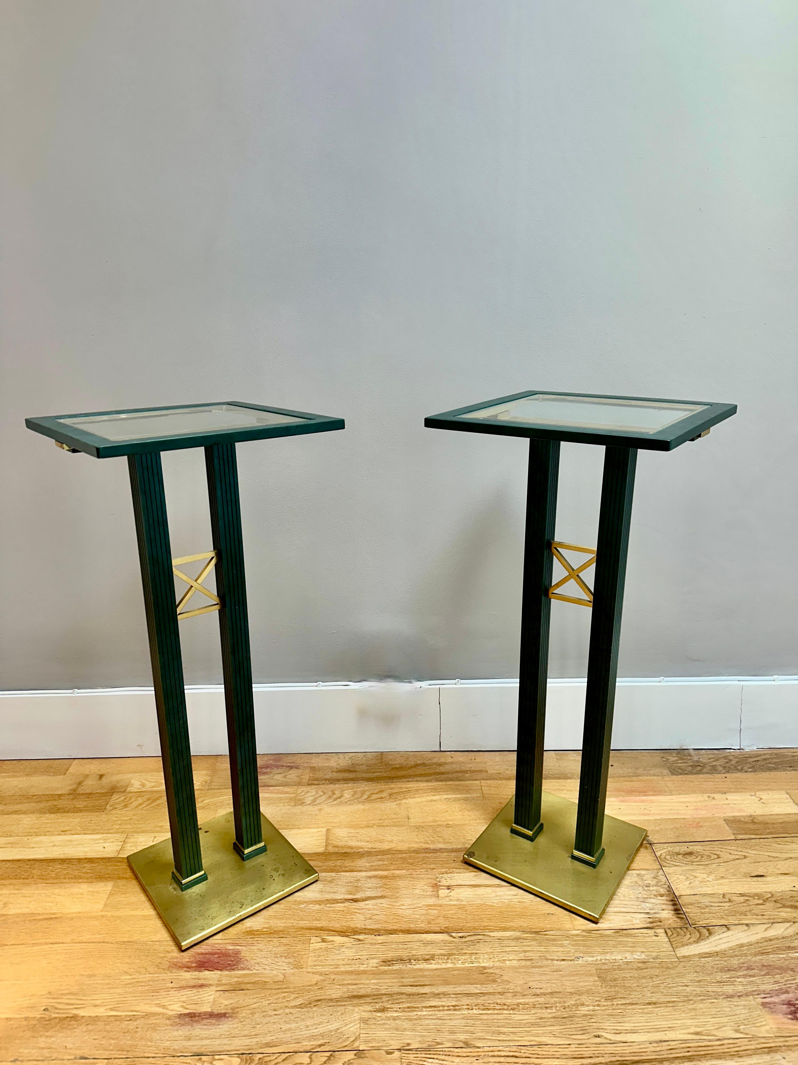 Italiano Una coppia di piedistalli italiani in ottone e bronzo patinato in vendita