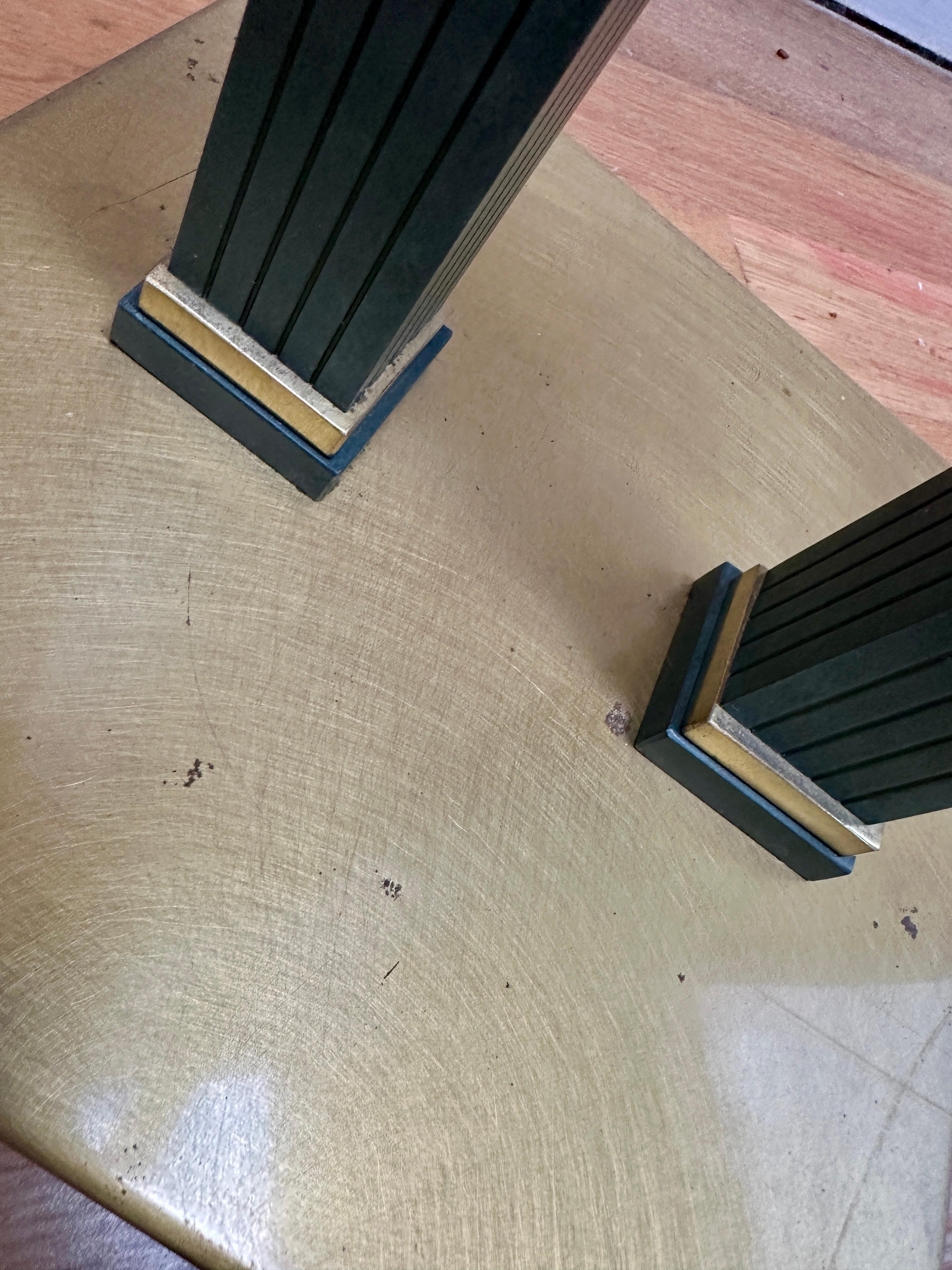 Una coppia di piedistalli italiani in ottone e bronzo patinato In condizioni buone in vendita a London, GB