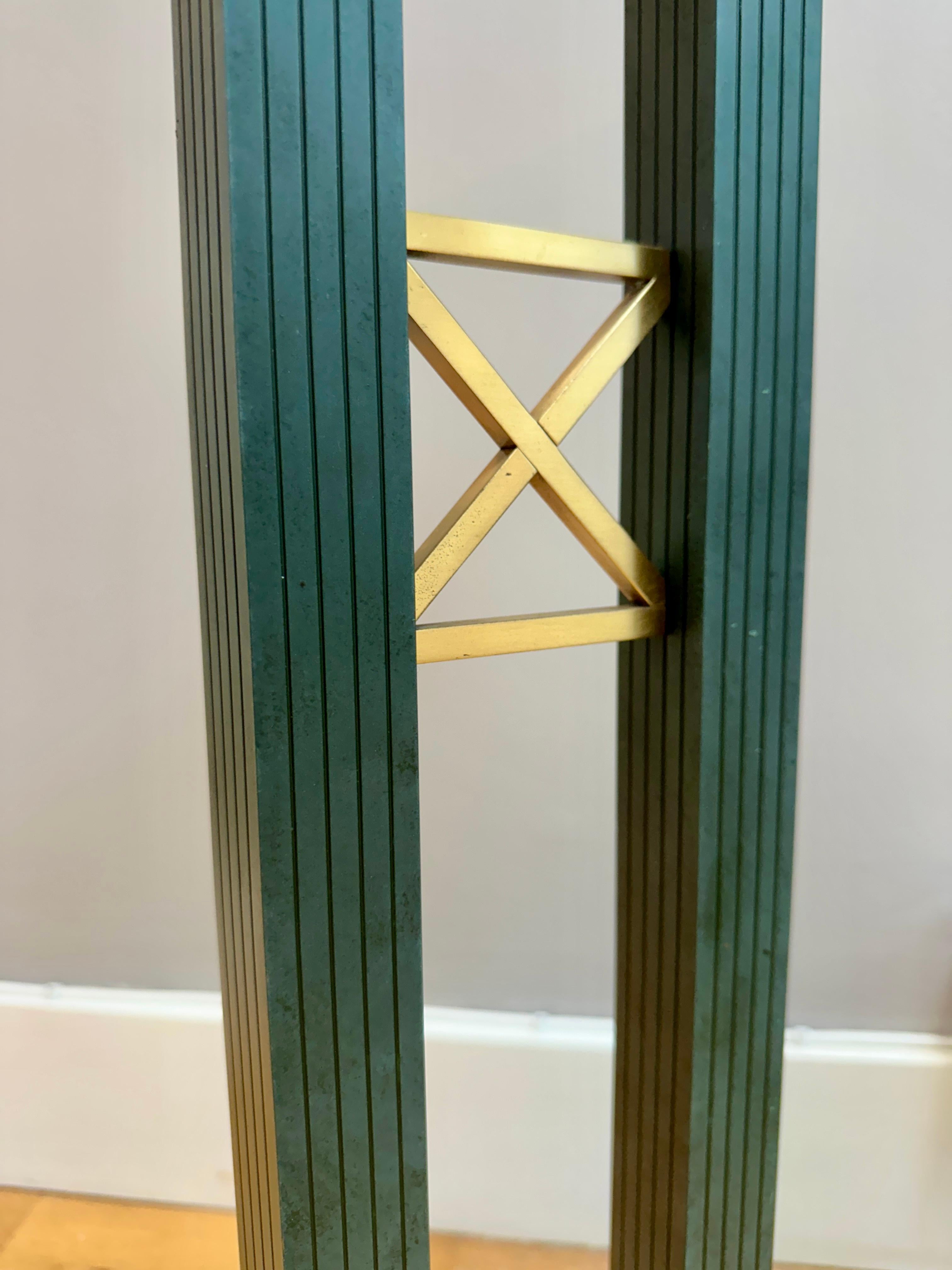 Fine XX secolo Una coppia di piedistalli italiani in ottone e bronzo patinato in vendita