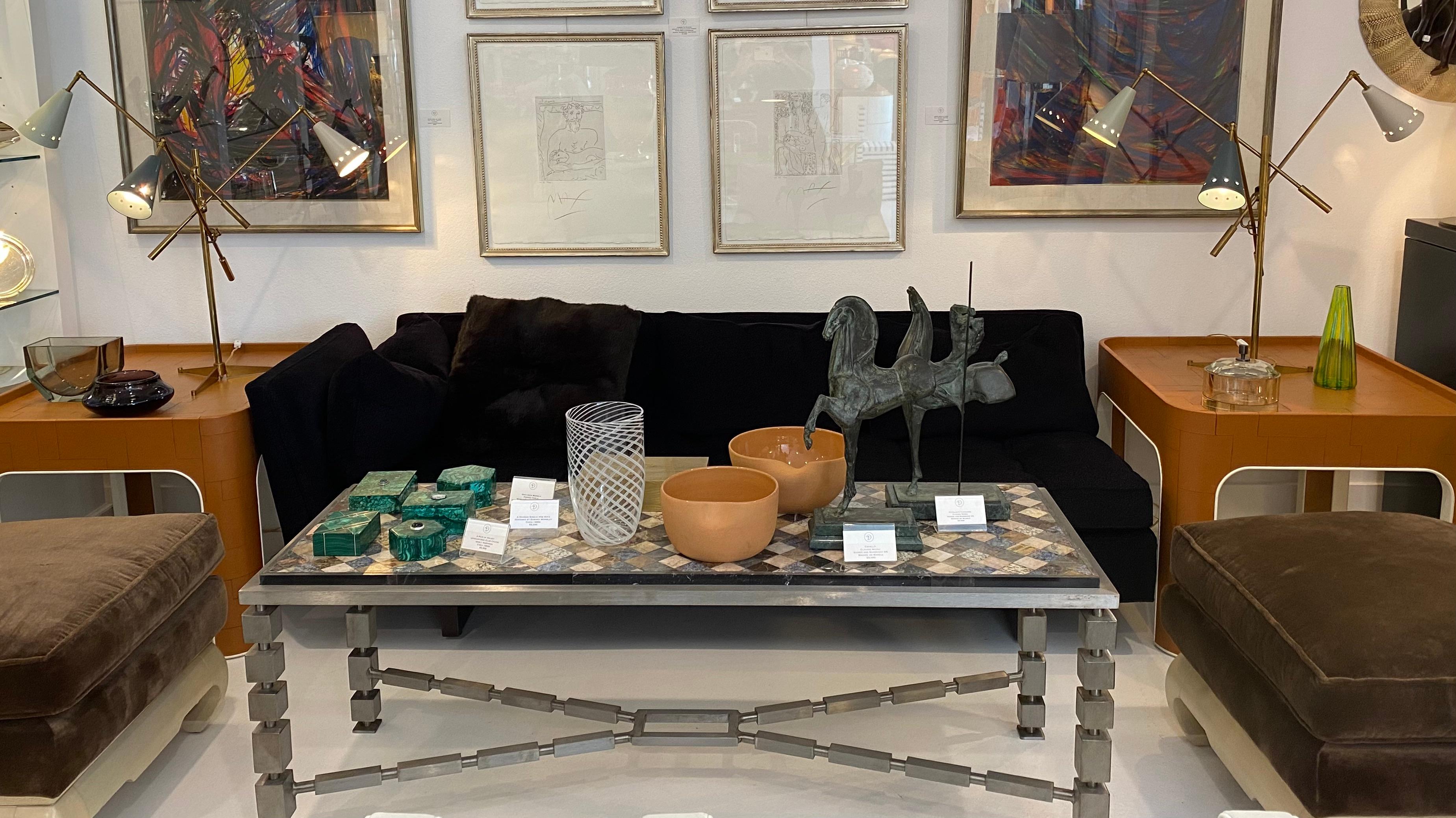 Paire de lampes de bureau « Triennale » en laiton et émail Bon état - En vente à Palm Desert, CA