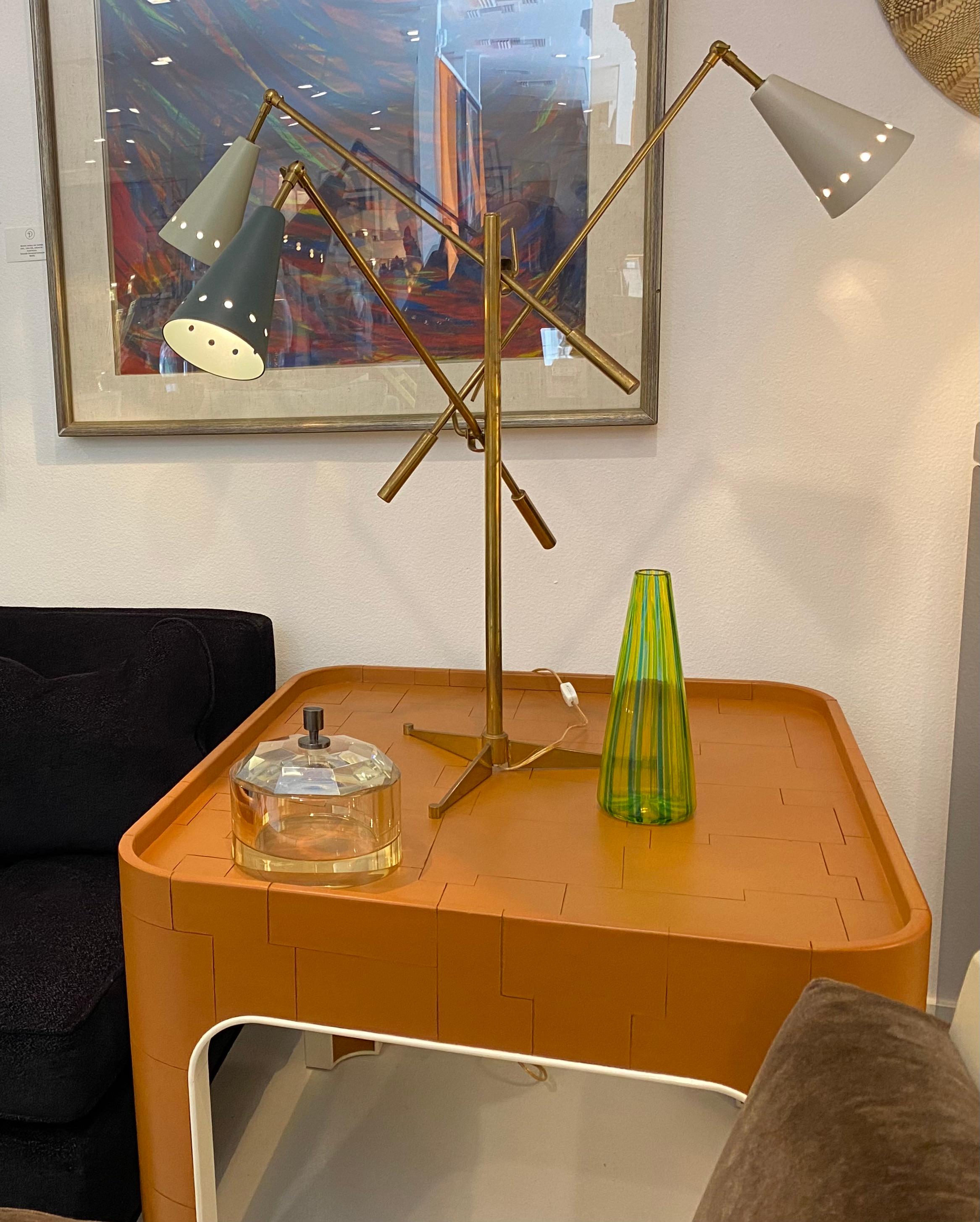 Milieu du XXe siècle Paire de lampes de bureau « Triennale » en laiton et émail en vente