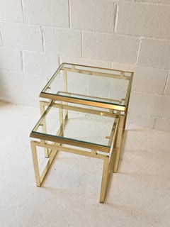 Una coppia di tavolini da salotto in vetro e ottone