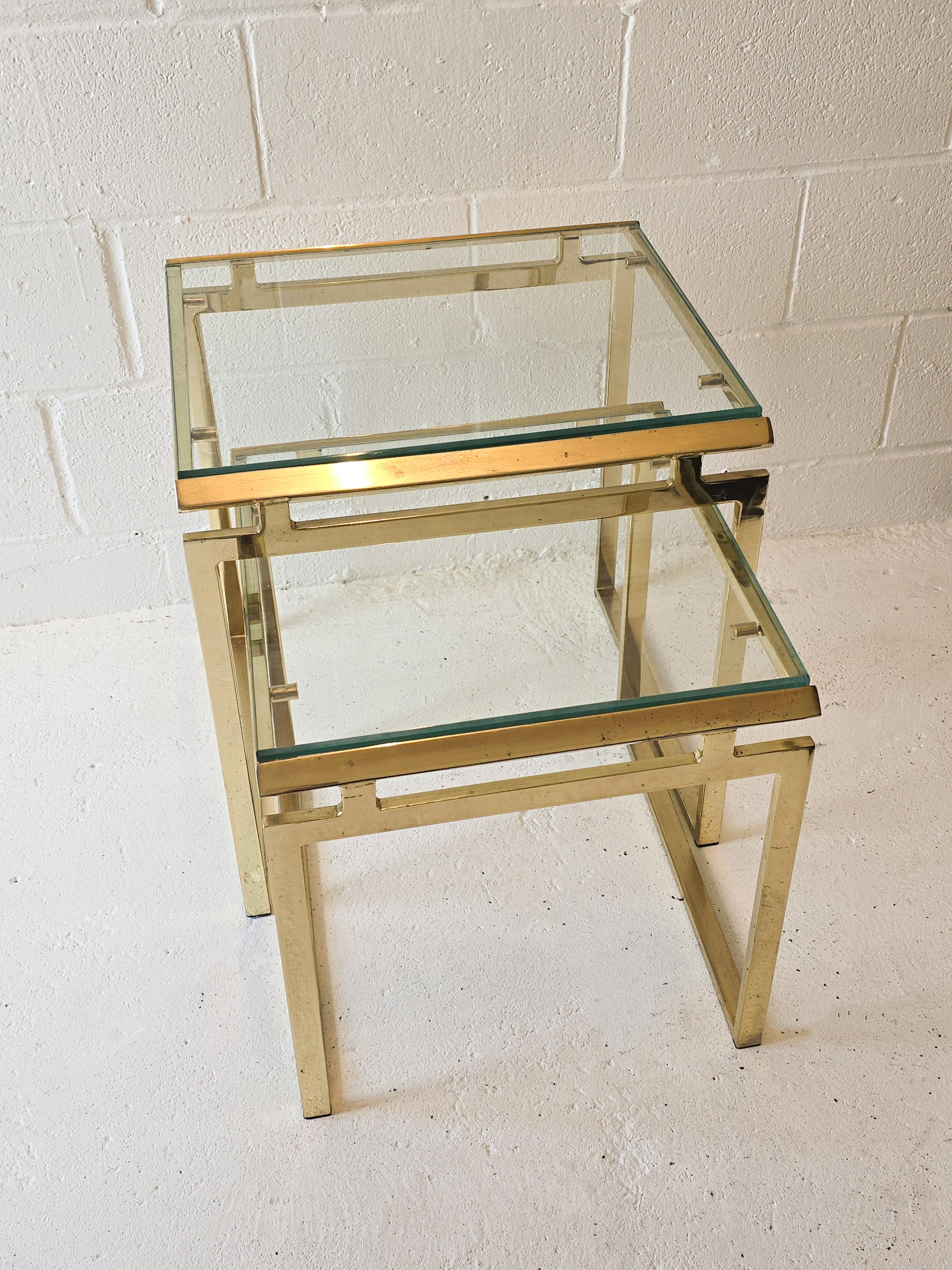 Hollywood Regency Paire de tables gigognes en laiton et verre en vente