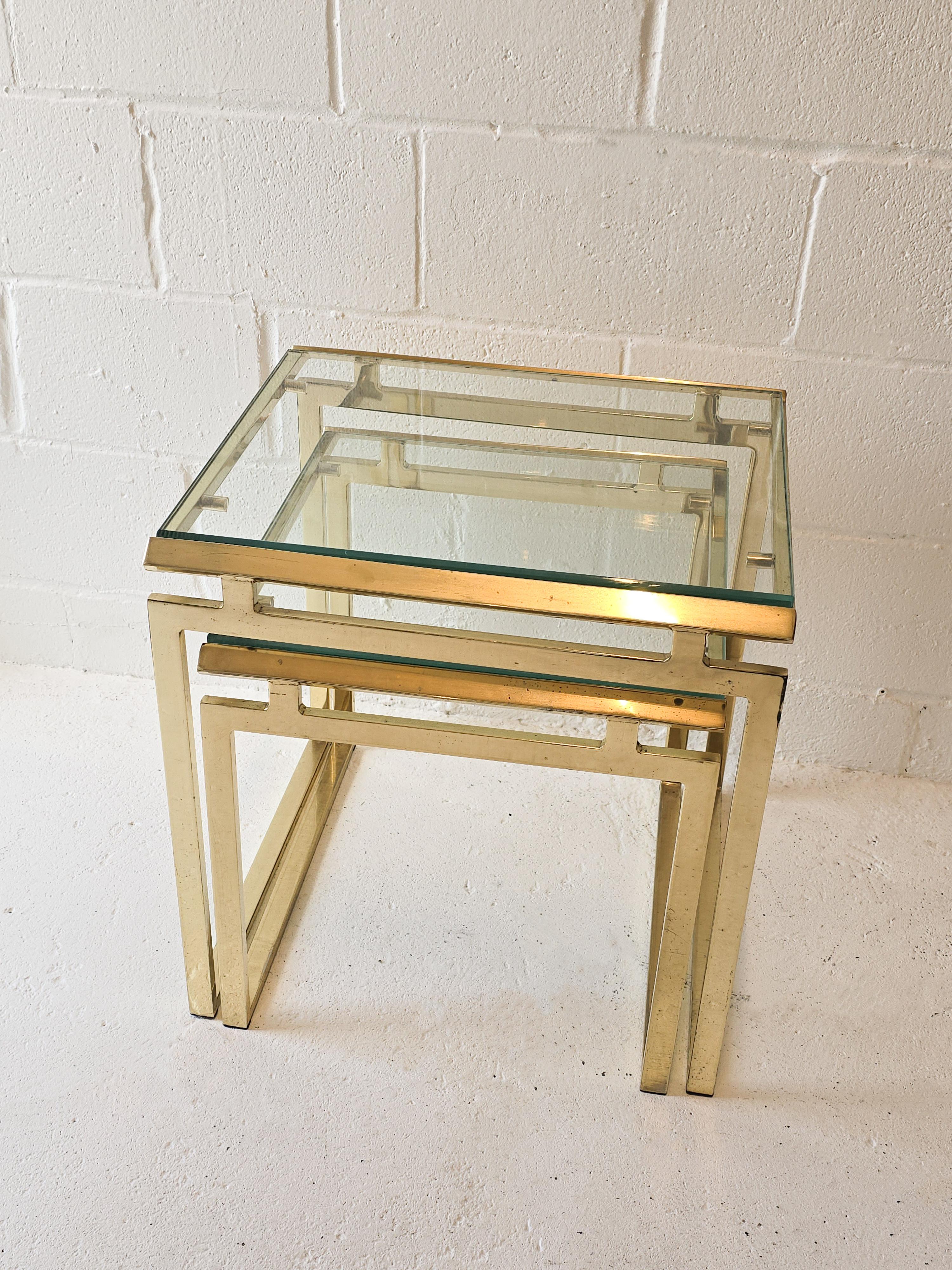 Inconnu Paire de tables gigognes en laiton et verre en vente