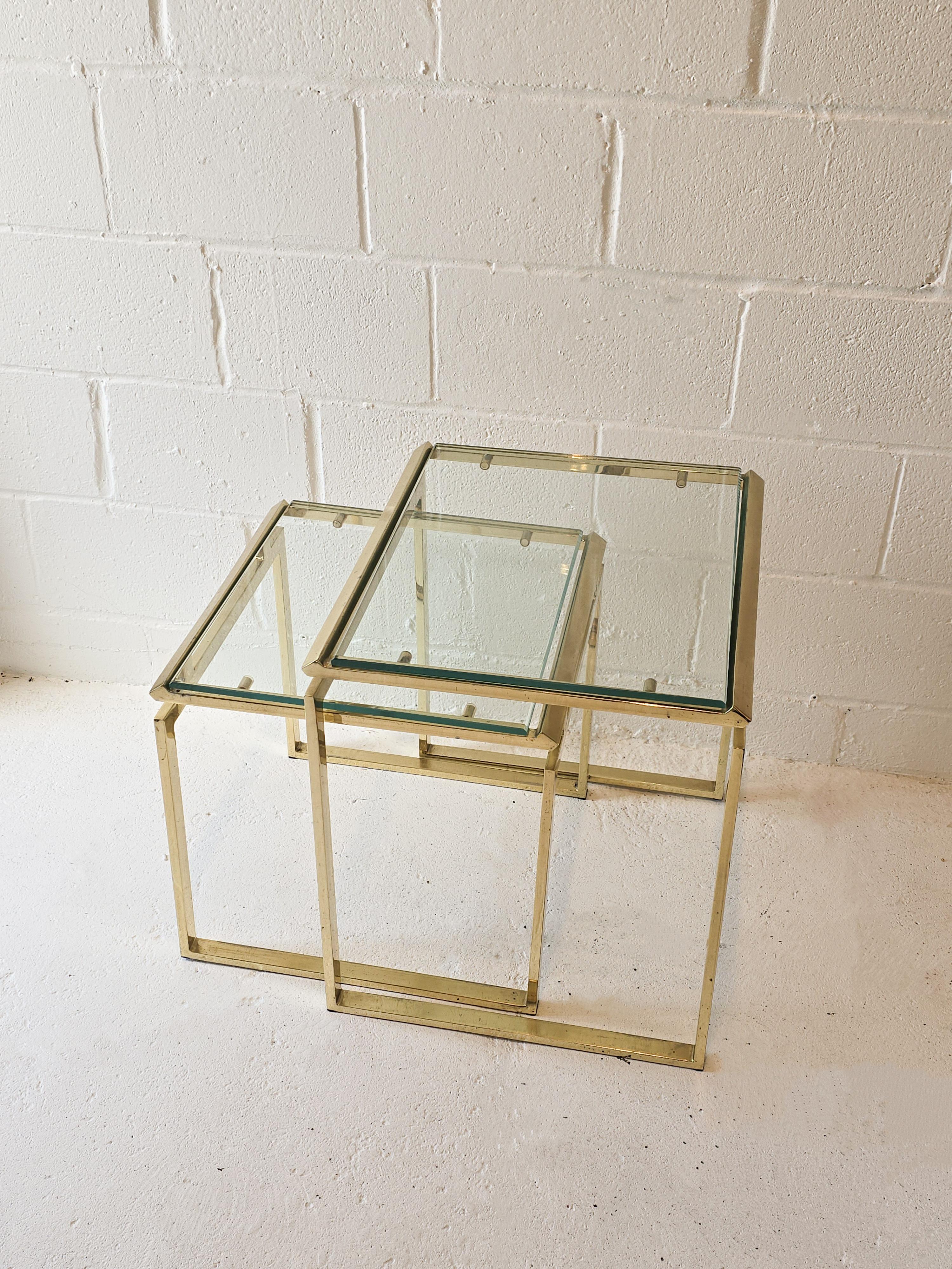 Paire de tables gigognes en laiton et verre Bon état - En vente à Toronto, ON