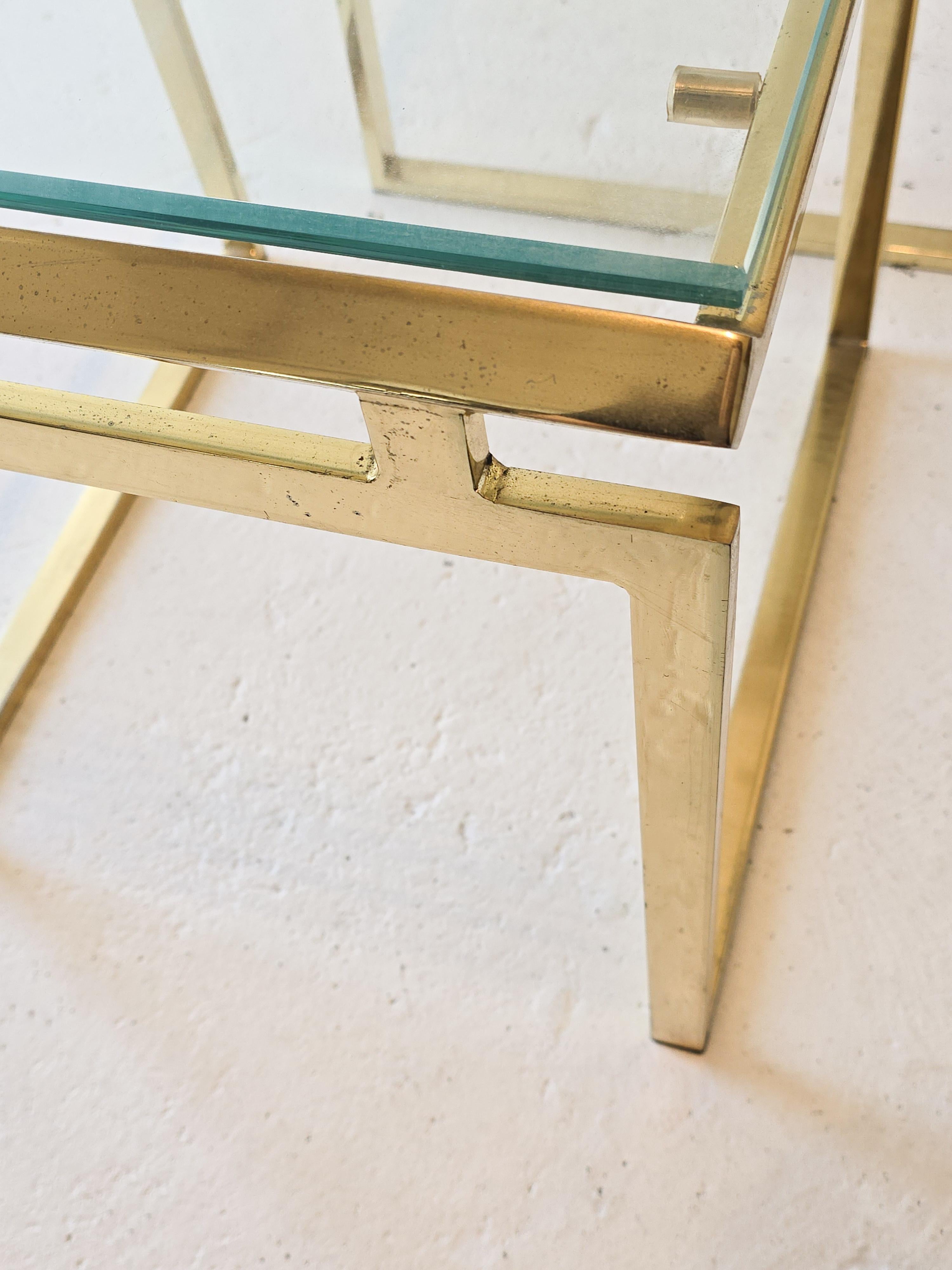 Laiton Paire de tables gigognes en laiton et verre en vente