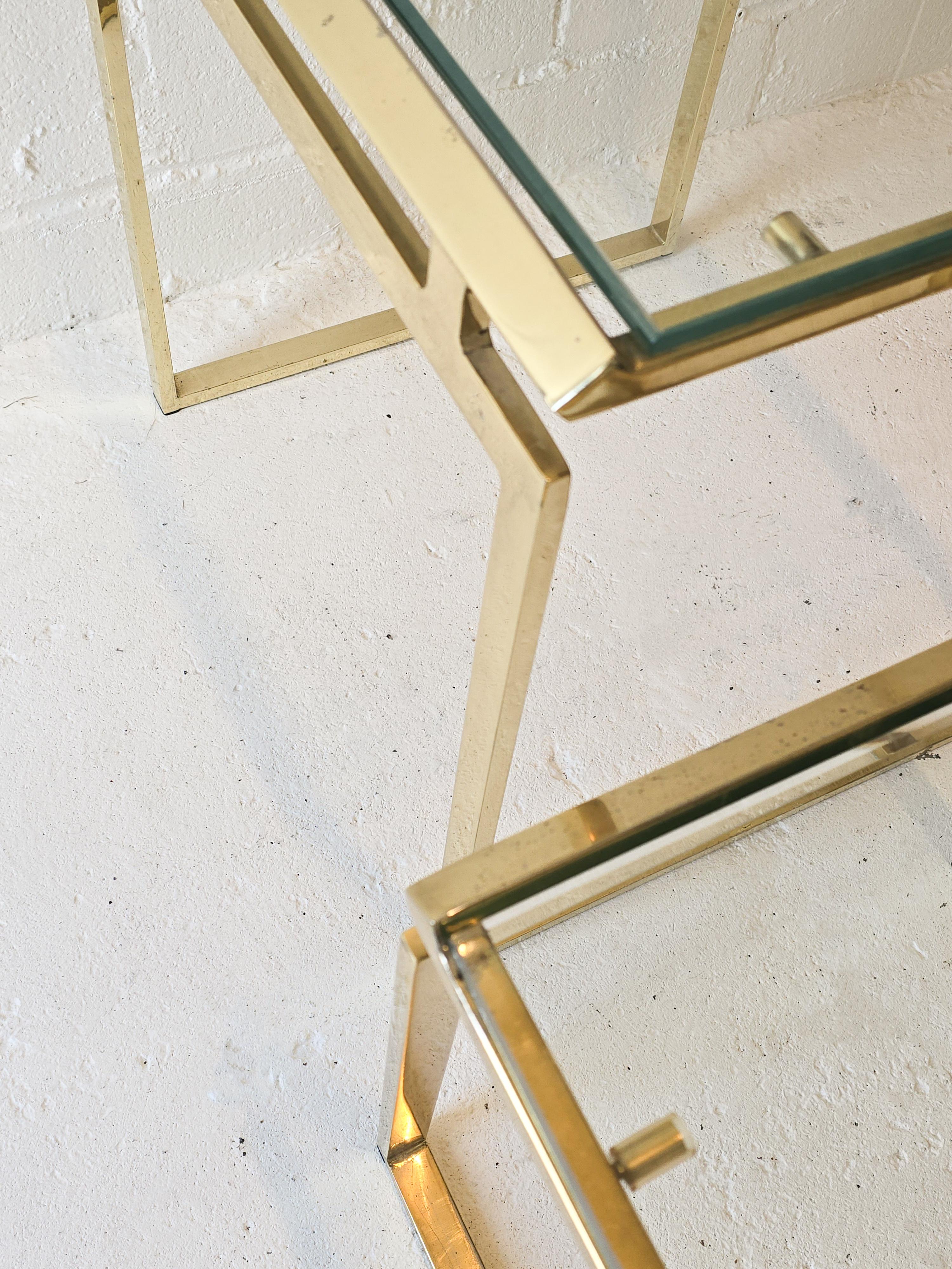 Paire de tables gigognes en laiton et verre en vente 1