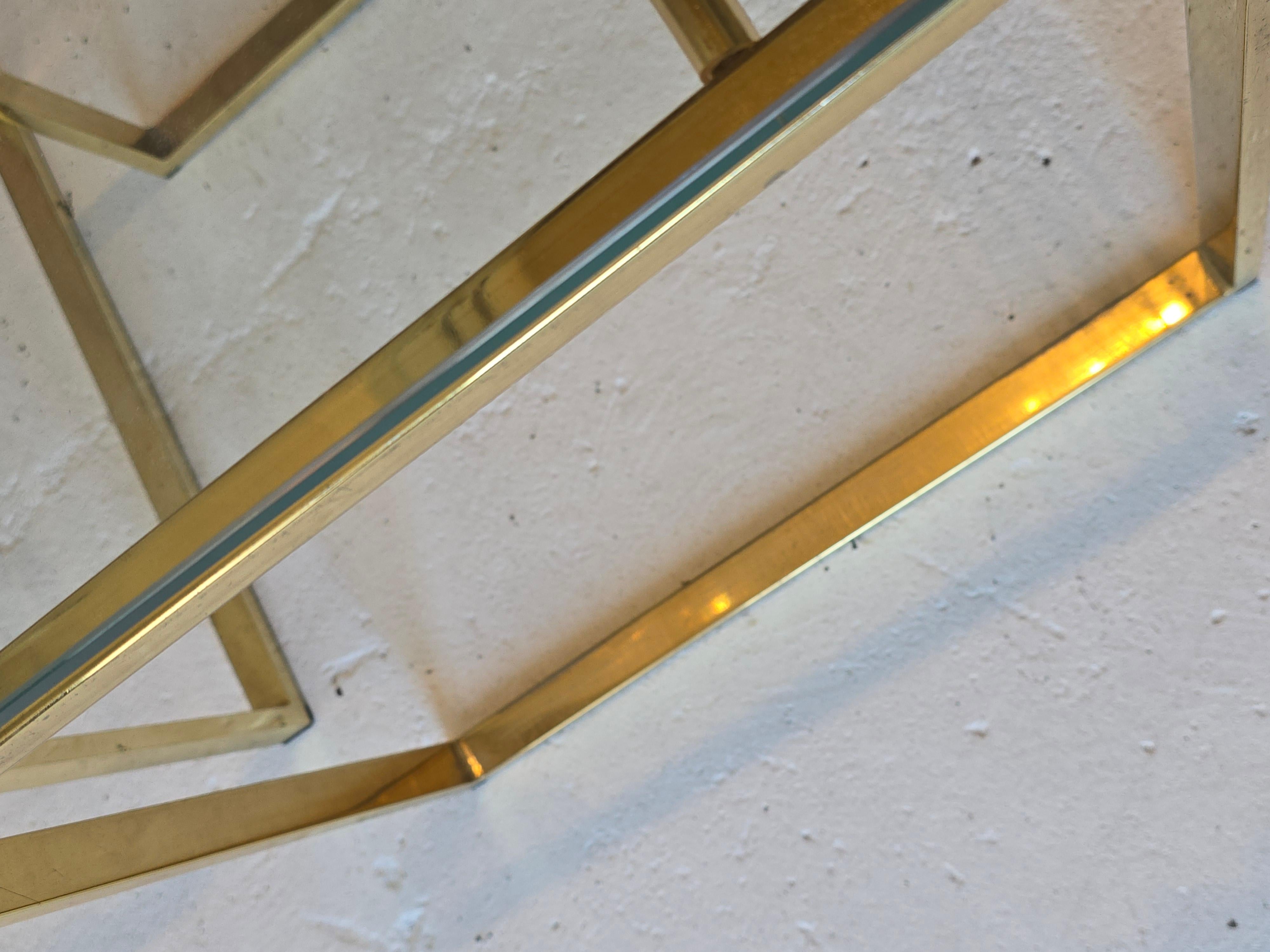 Paire de tables gigognes en laiton et verre en vente 2