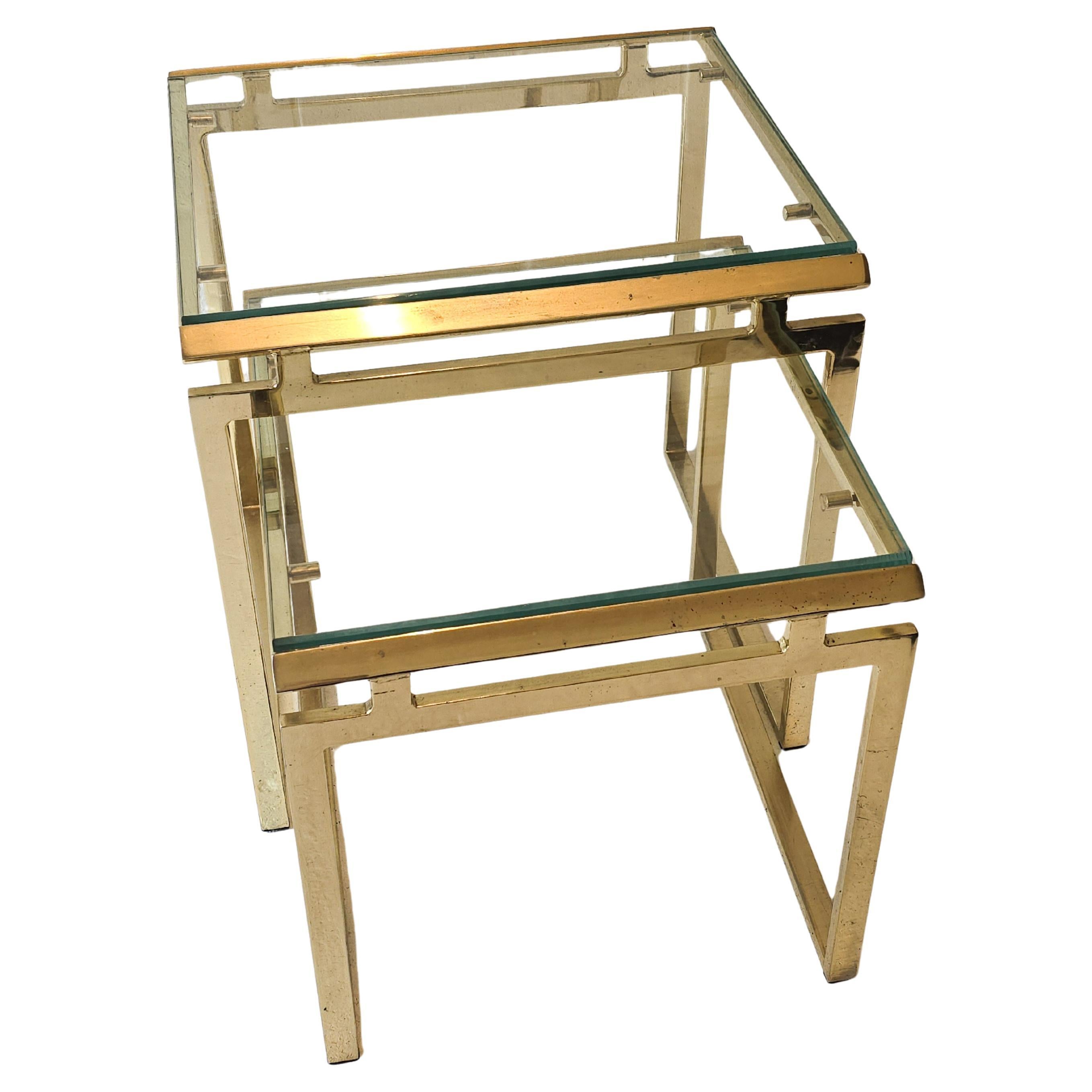 Paire de tables gigognes en laiton et verre en vente