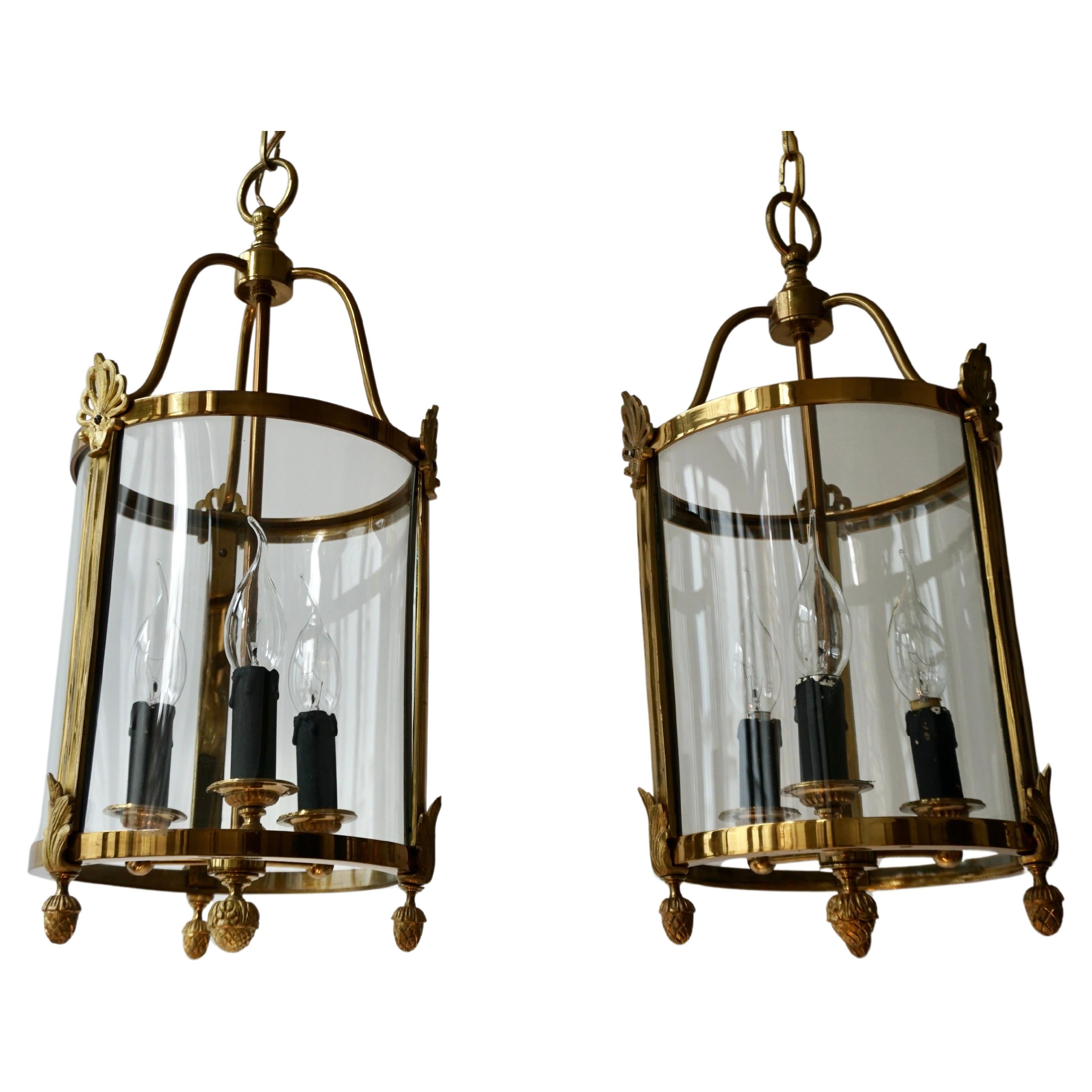 Ein Paar Laternen aus Messing und Glas mit drei Lichtern (Hollywood Regency) im Angebot