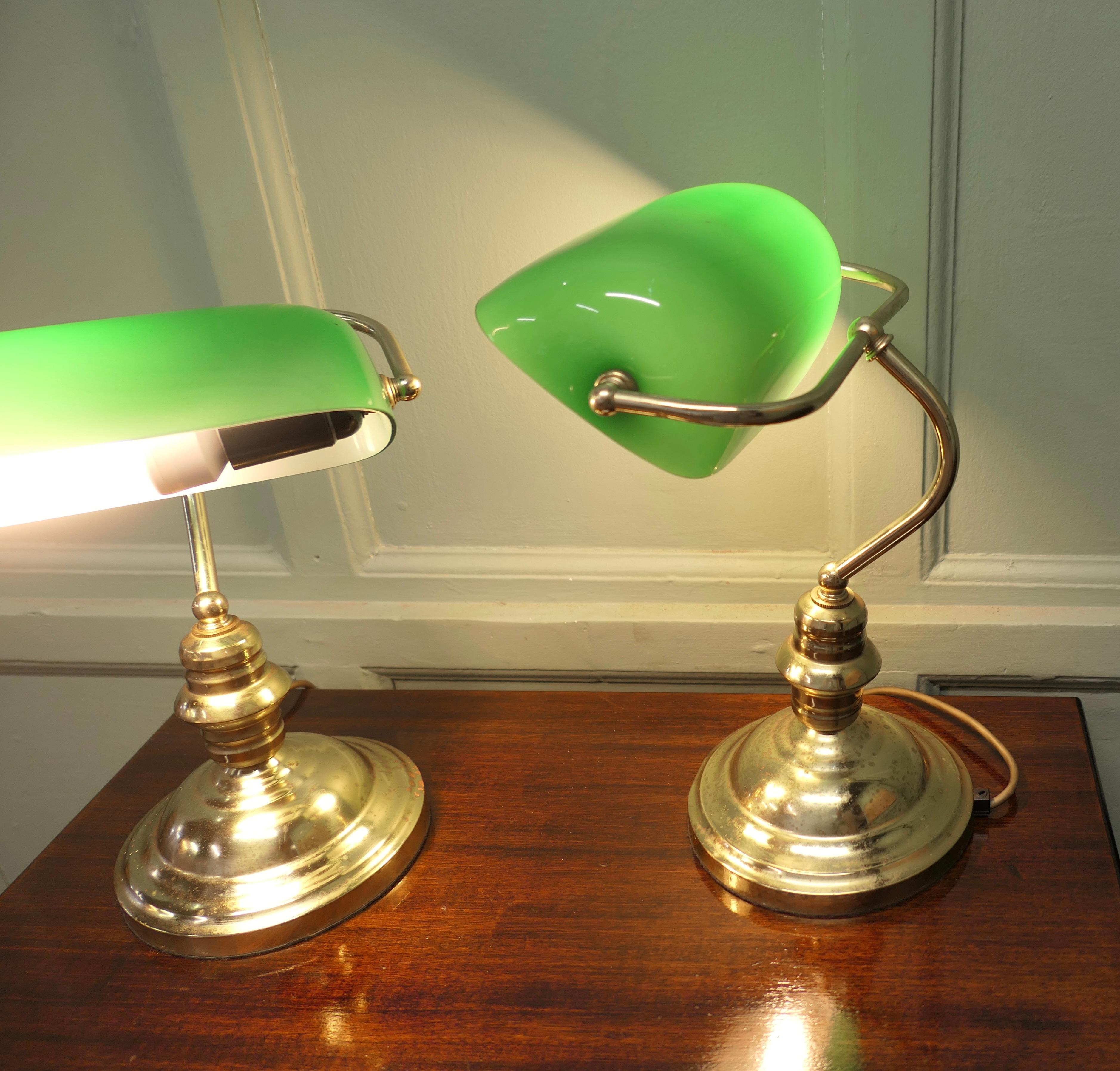 Industriel Paire de lampes de banquier en laiton et verre vert  Une belle paire en vente