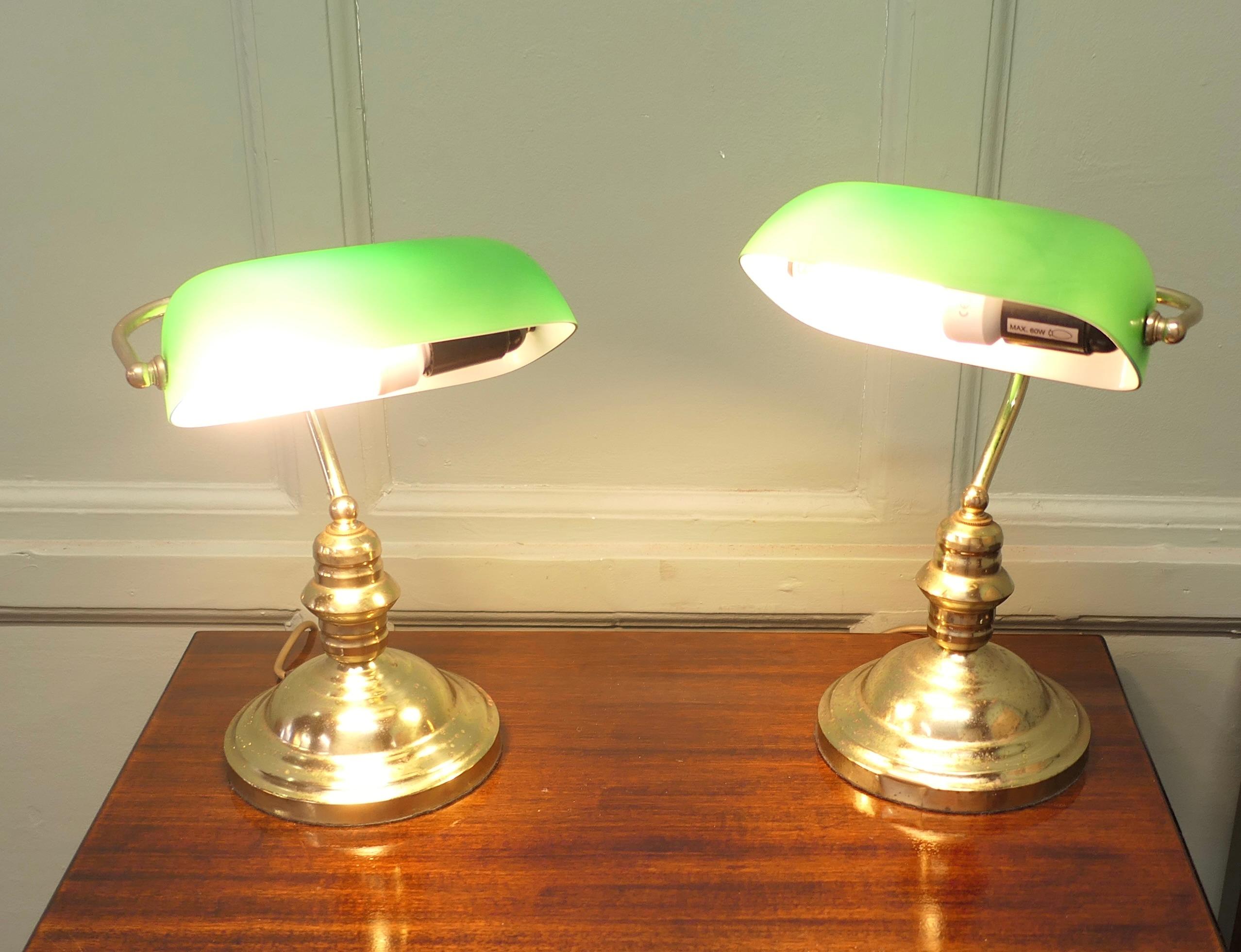 Paire de lampes de banquier en laiton et verre vert  Une belle paire Bon état - En vente à Godshill, Isle of Wight