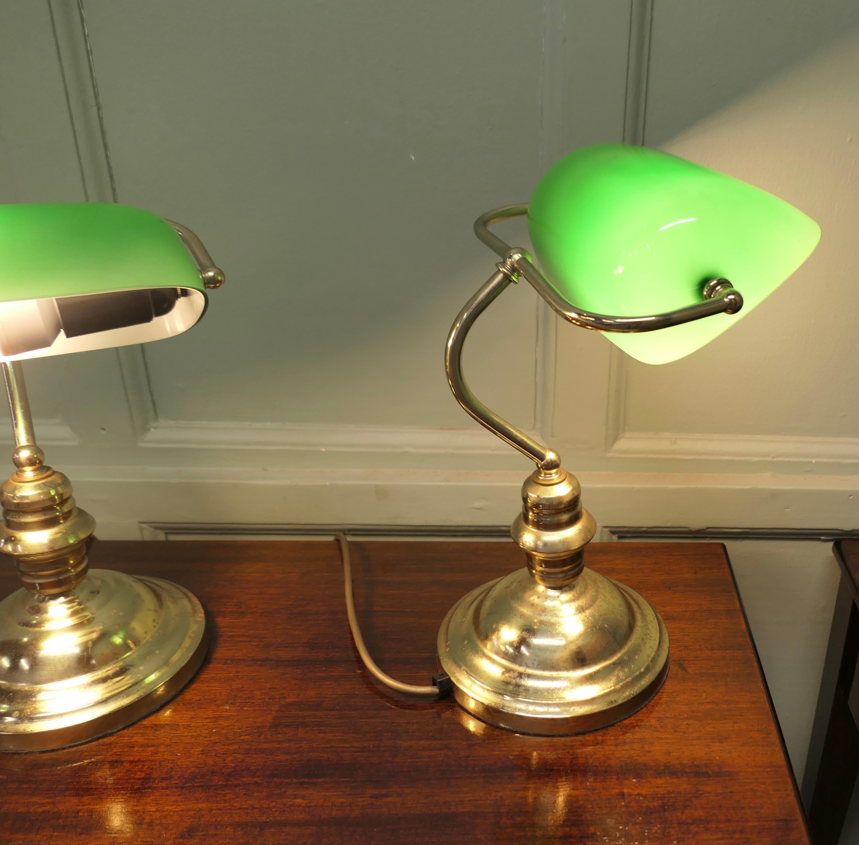 Fin du 20e siècle Paire de lampes de banquier en laiton et verre vert  Une belle paire en vente