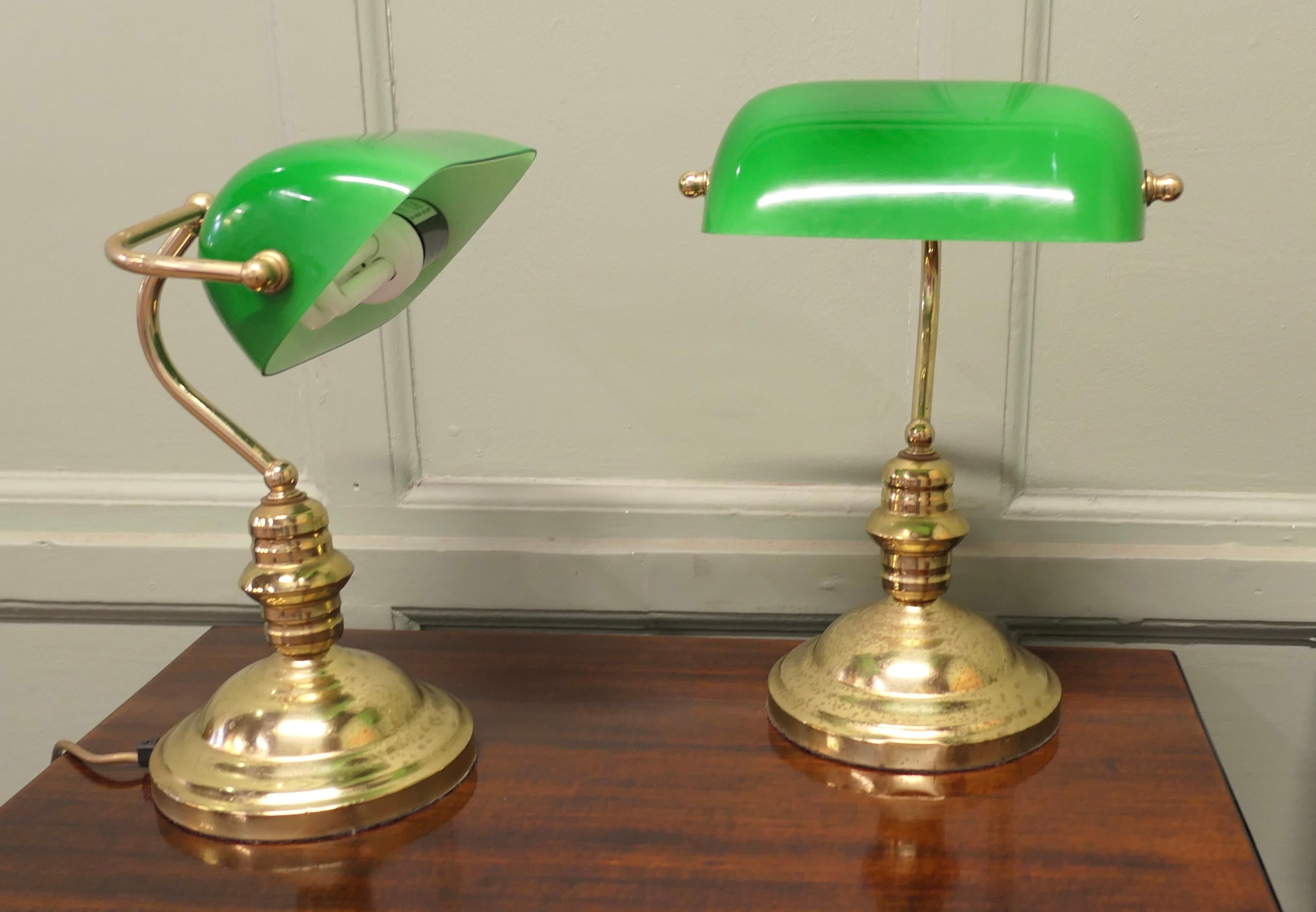 Laiton Paire de lampes de banquier en laiton et verre vert  Une belle paire en vente