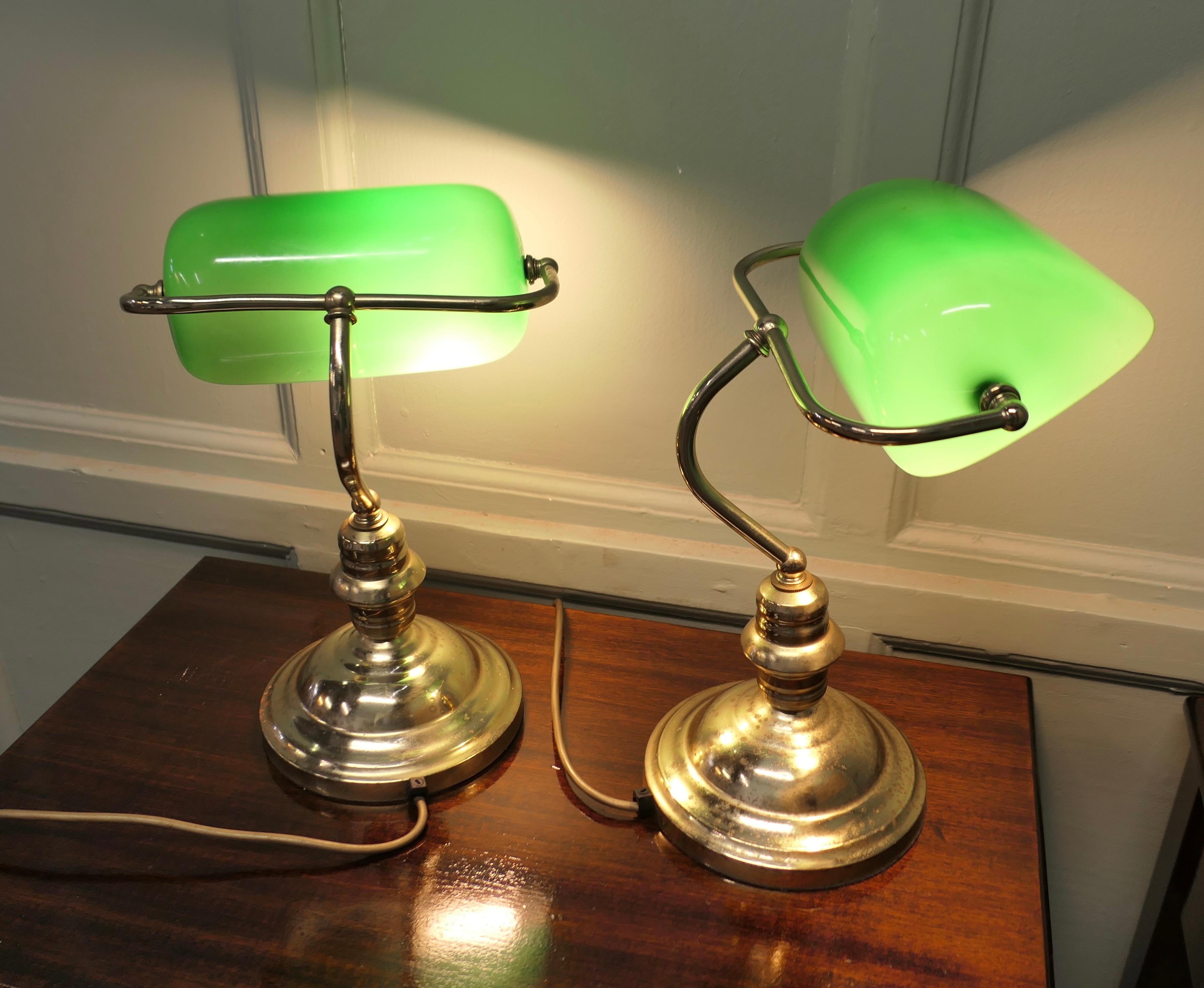 Paire de lampes de banquier en laiton et verre vert  Une belle paire en vente 1