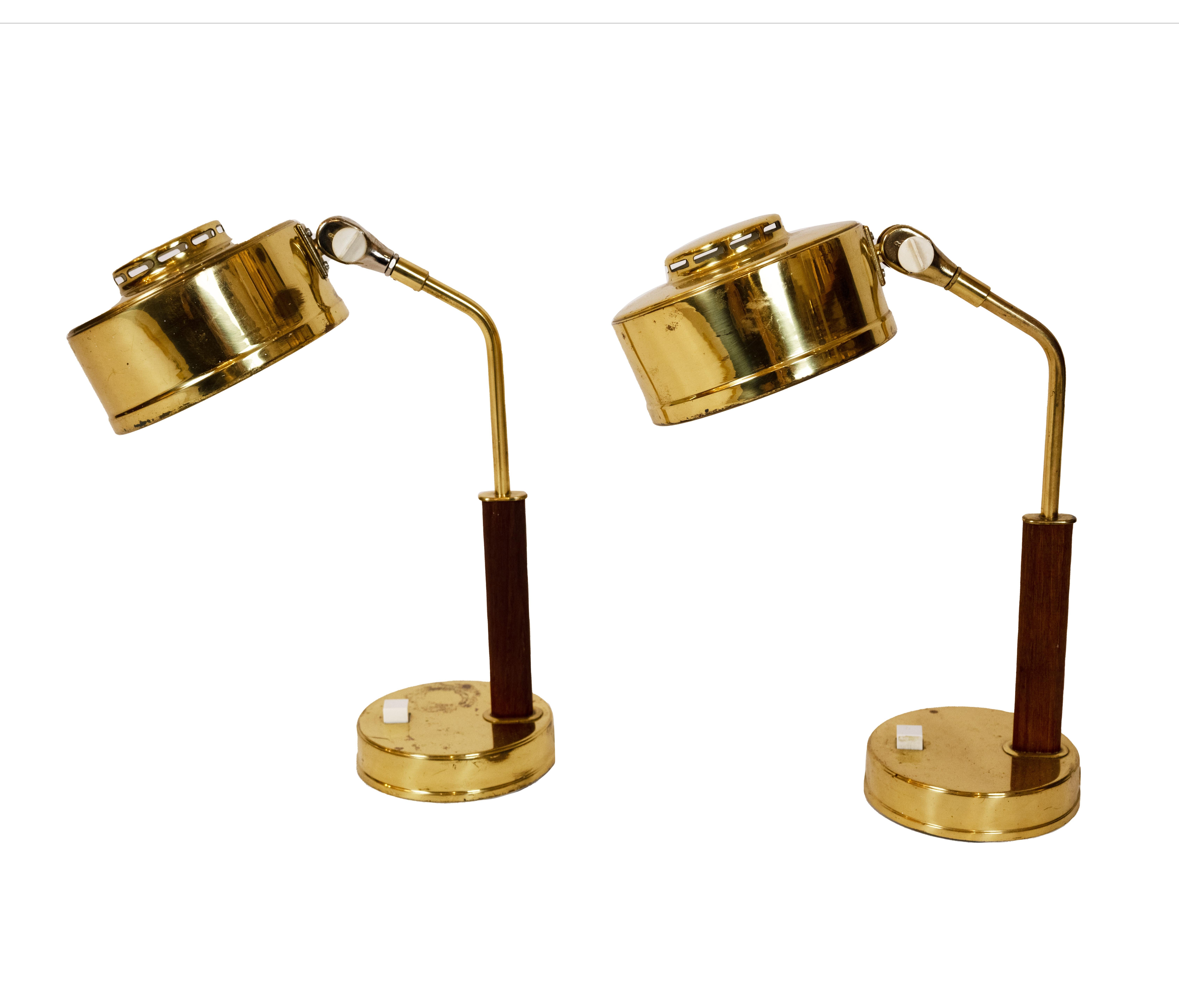 Moderne Paire de lampes de table en laiton et teck par BJS Skellefteå en vente