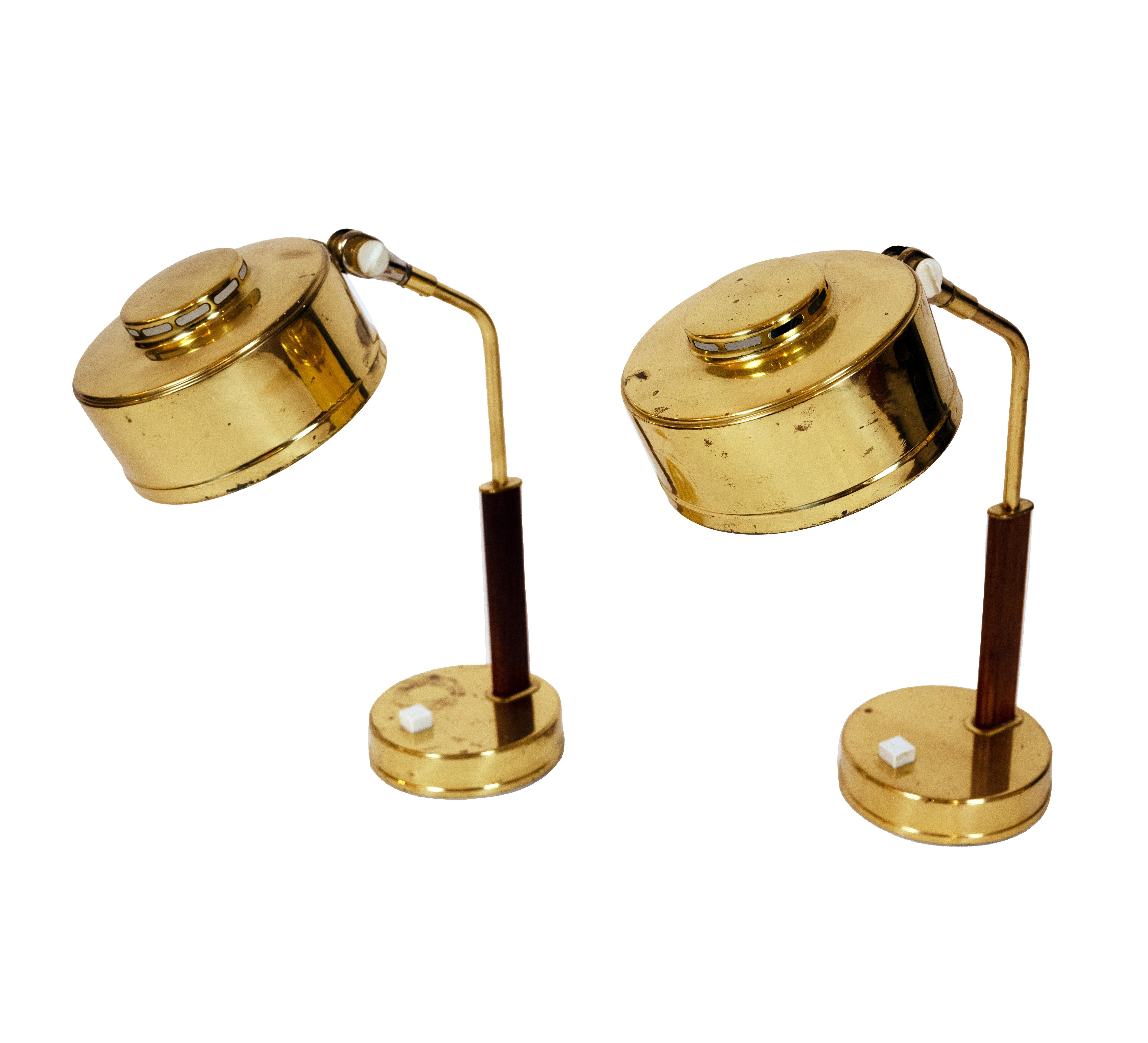 Paire de lampes de table en laiton et teck par BJS Skellefteå Bon état - En vente à New York, NY