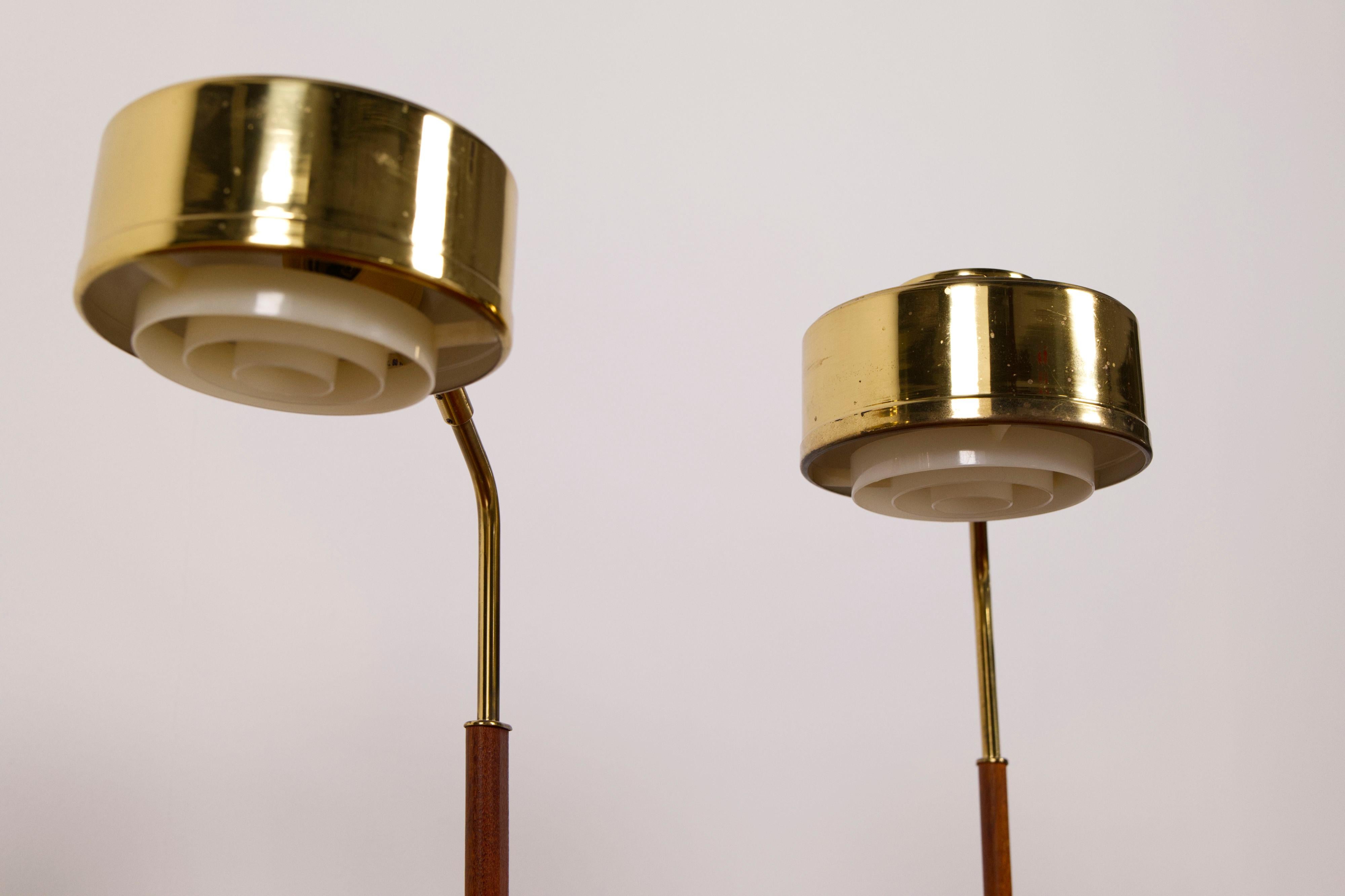 Pareja de lámparas de mesa de latón y teca de BJS SKELLEFTEÅ, Suecia, años 60 en venta 4