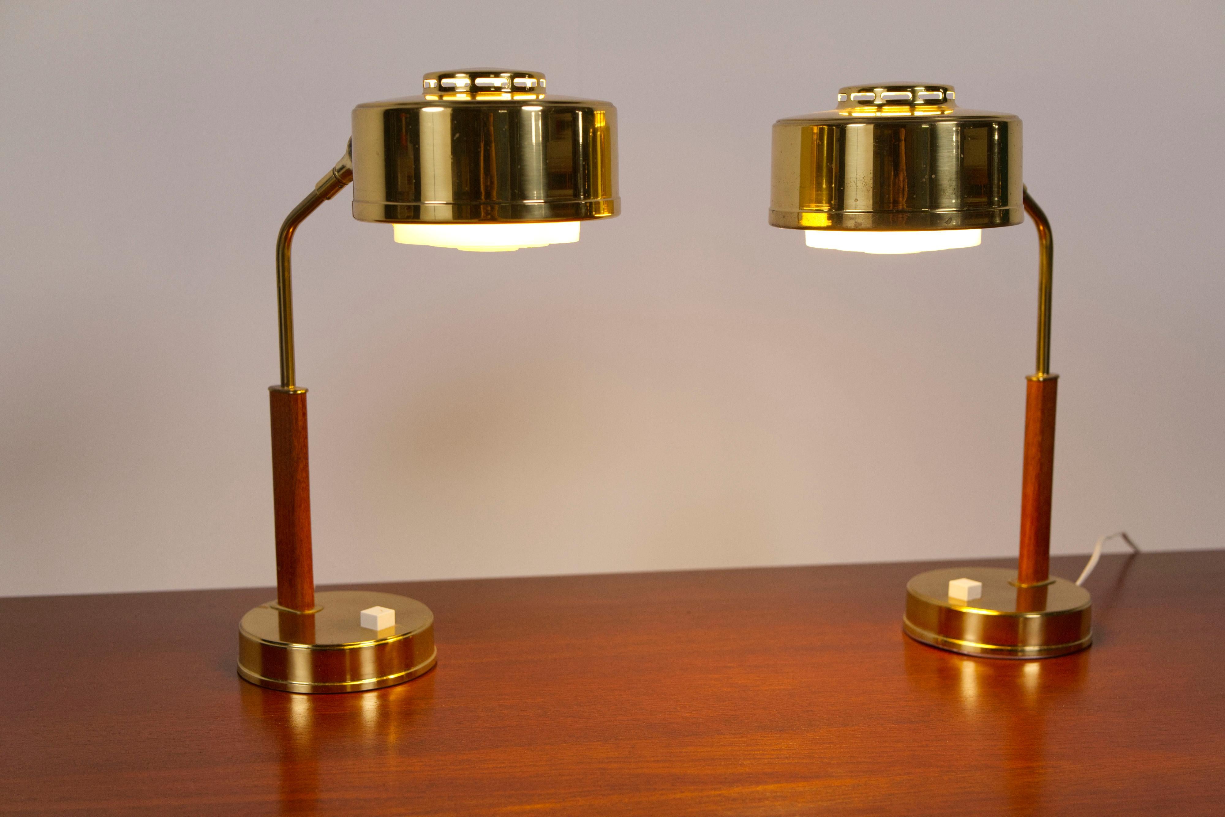 Pareja de lámparas de mesa de latón y teca de BJS SKELLEFTEÅ, Suecia, años 60 en venta 9