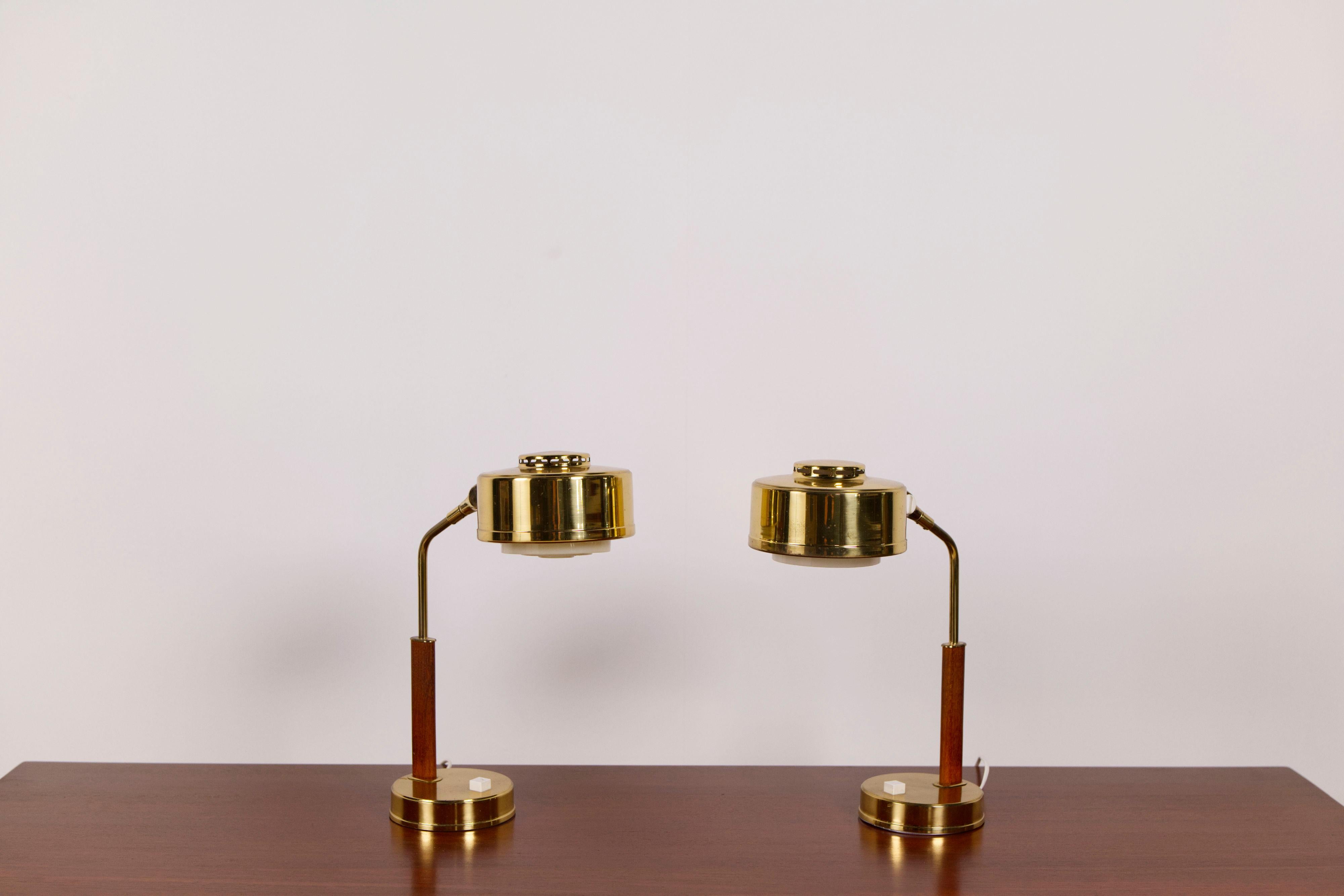 Pareja de lámparas de mesa de latón y teca de BJS Skellefteå, Suecia, años 60

Un par de lámparas de mesa suecas producidas por BJS Skellefteå en la década de 1960, que combinan bases y pantallas de latón con elementos de teca en el brazo. La cálida