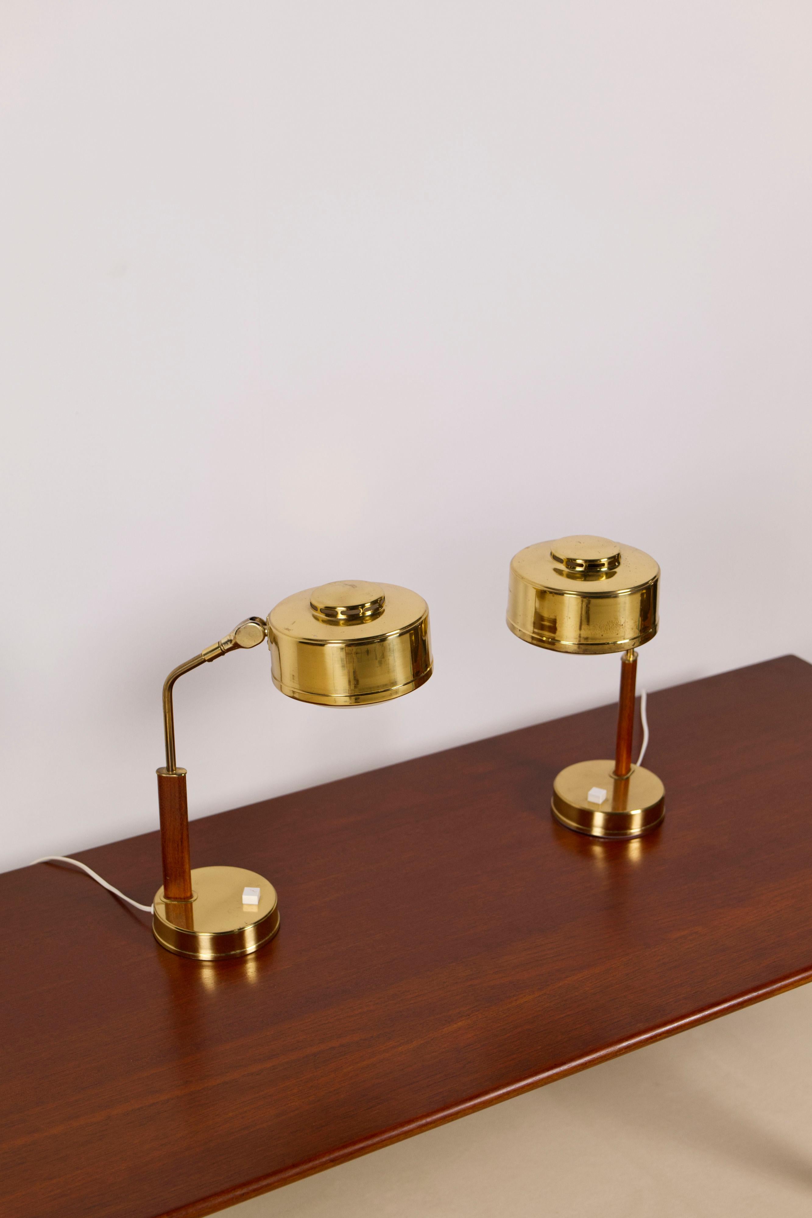 Pareja de lámparas de mesa de latón y teca de BJS SKELLEFTEÅ, Suecia, años 60 Escandinavo moderno en venta