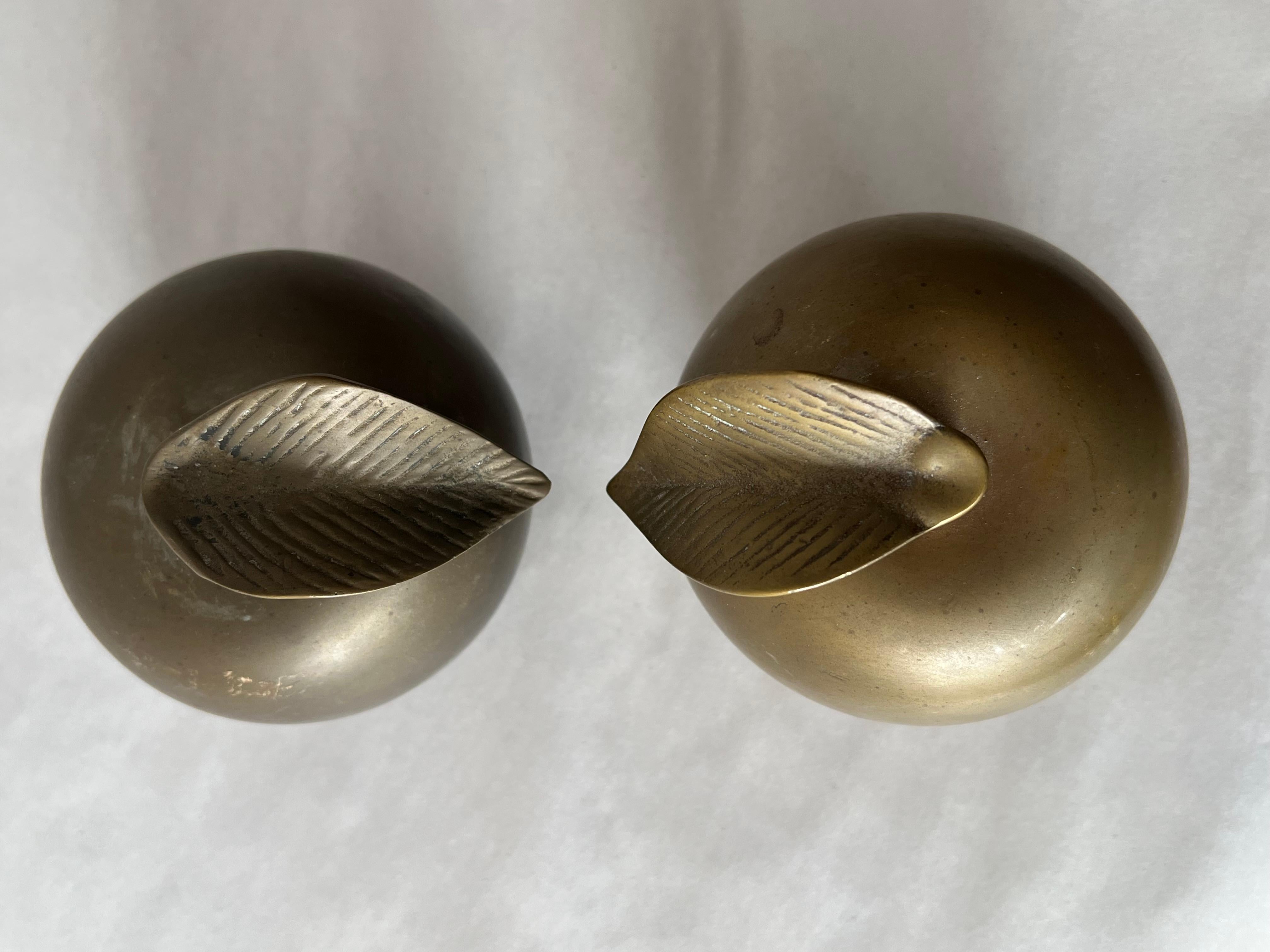 A Pair Of Brass Apple Sculptures Decorative 1960's In Good Condition For Sale In St.Petersburg, FL