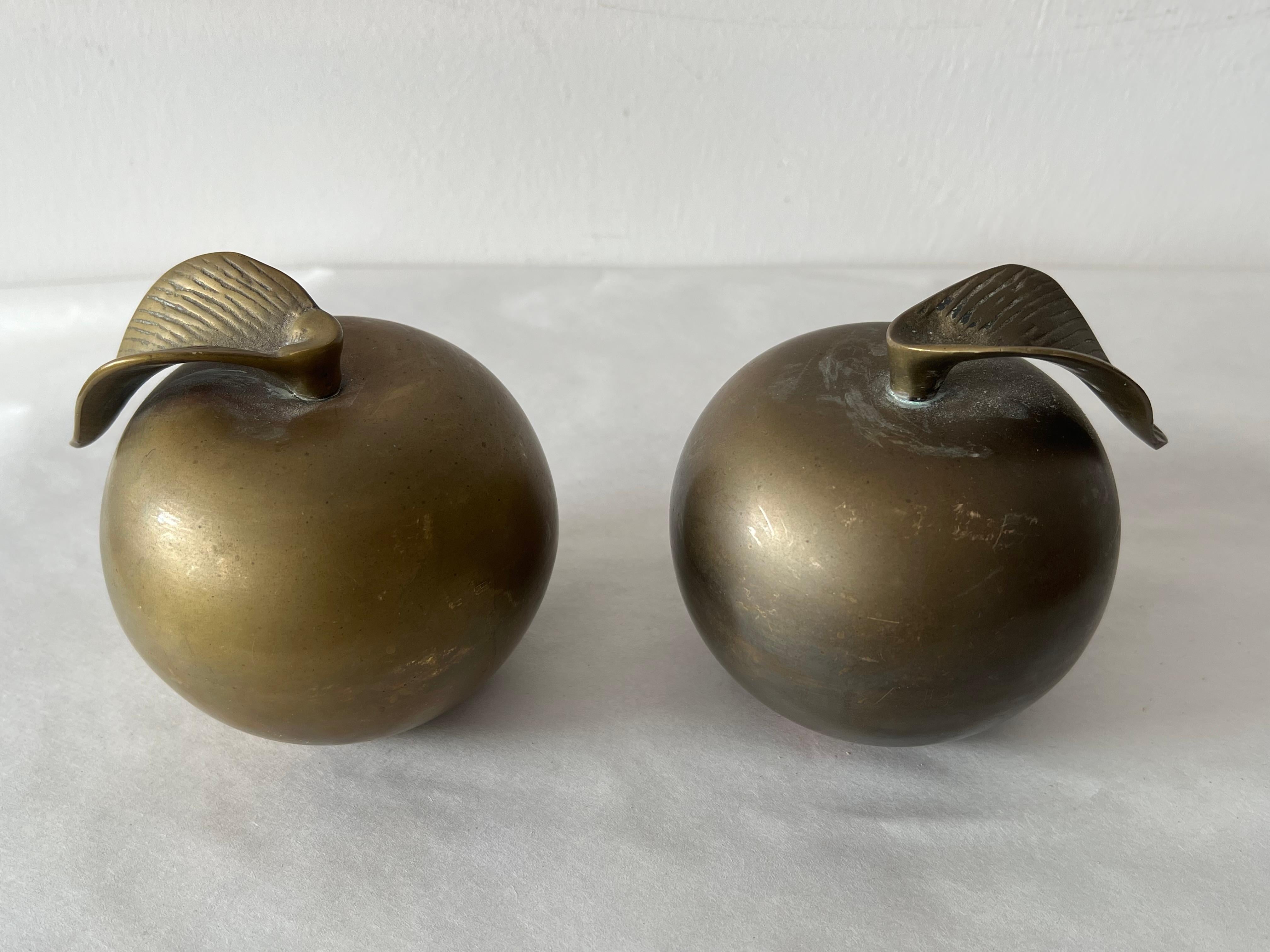 A Pair Of Brass Apple Sculptures Decorative 1960's For Sale 2