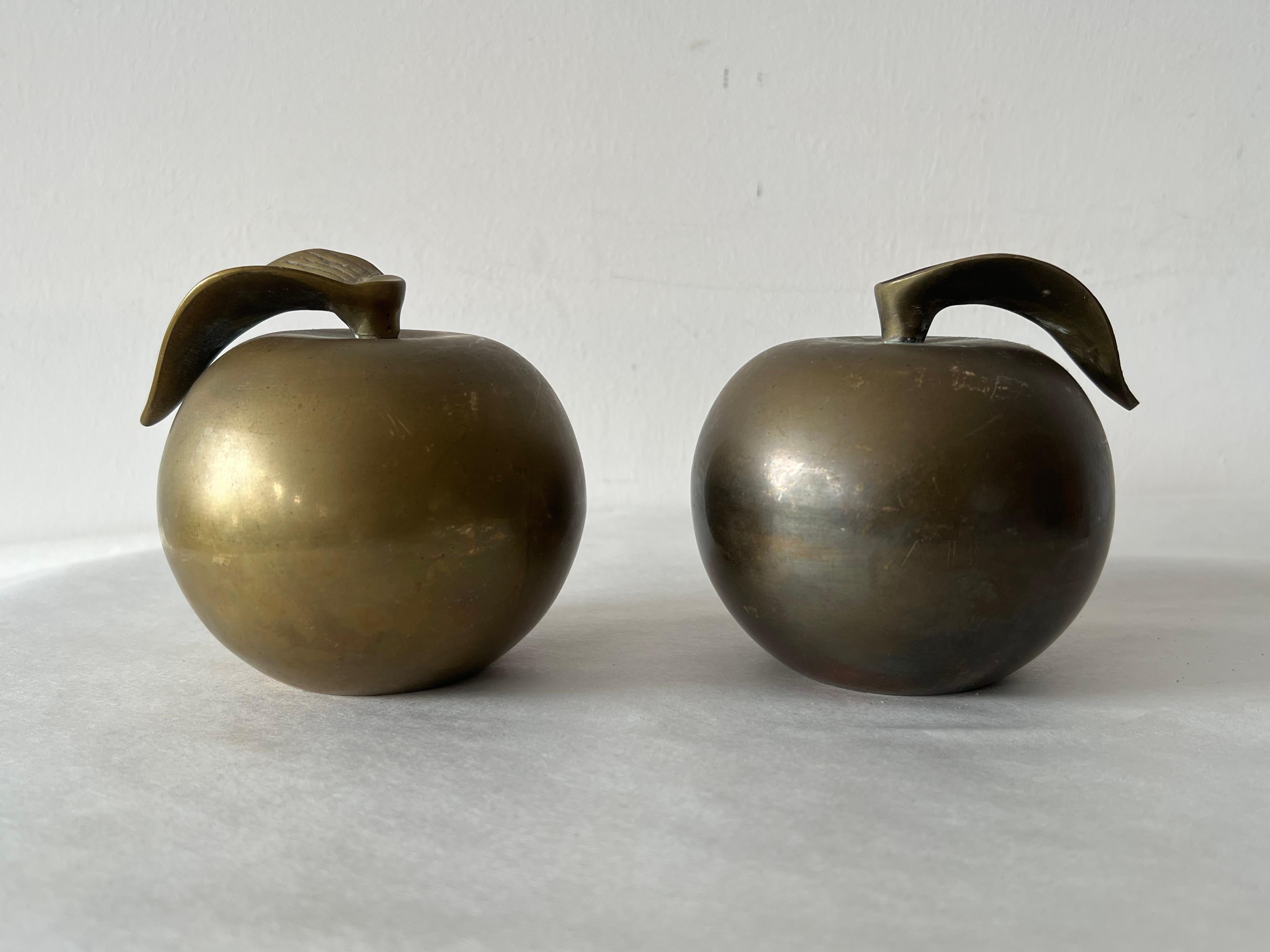 A Pair Of Brass Apple Sculptures Decorative 1960's For Sale 3