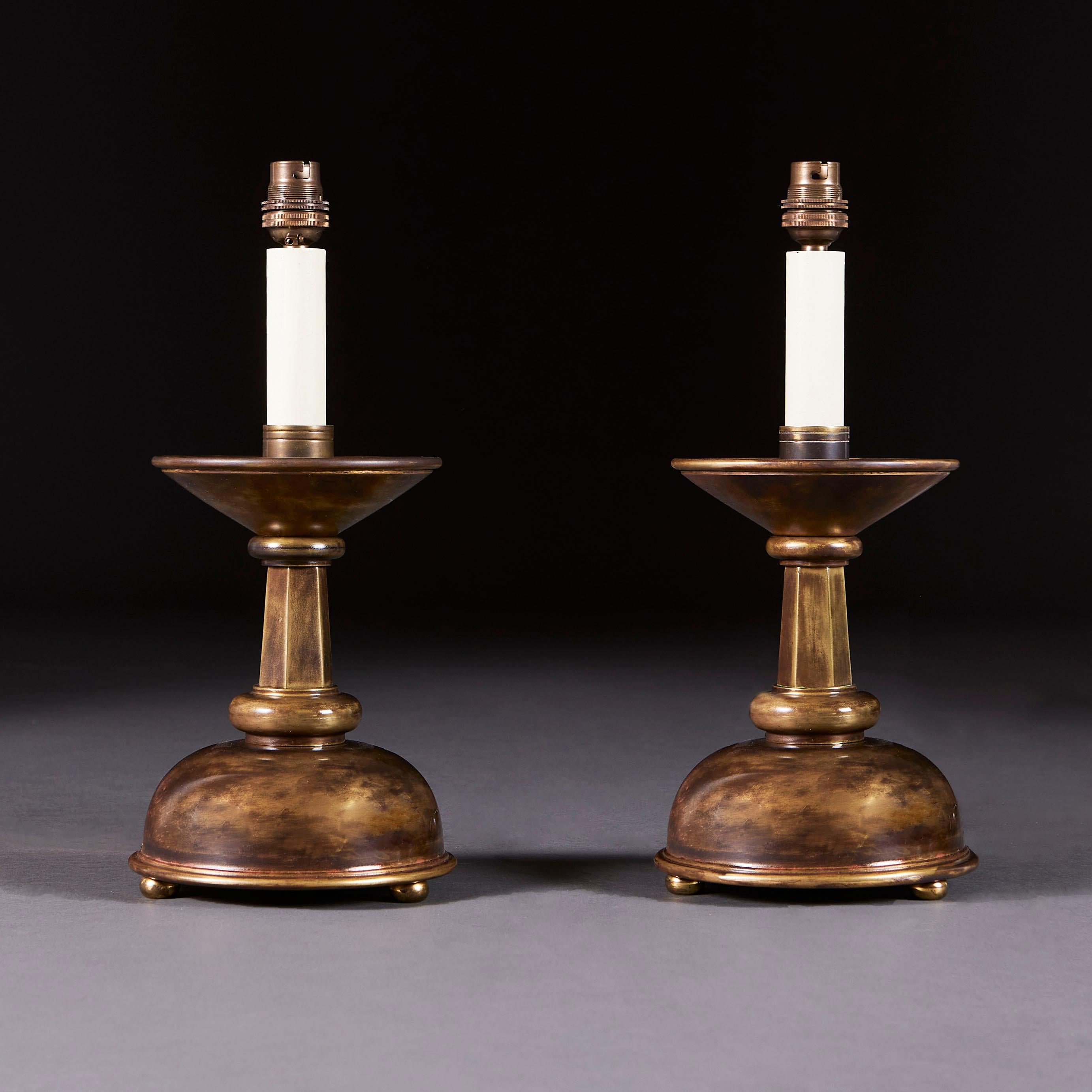 Anglais Paire de lampes de table Arts and Crafts en laiton en vente