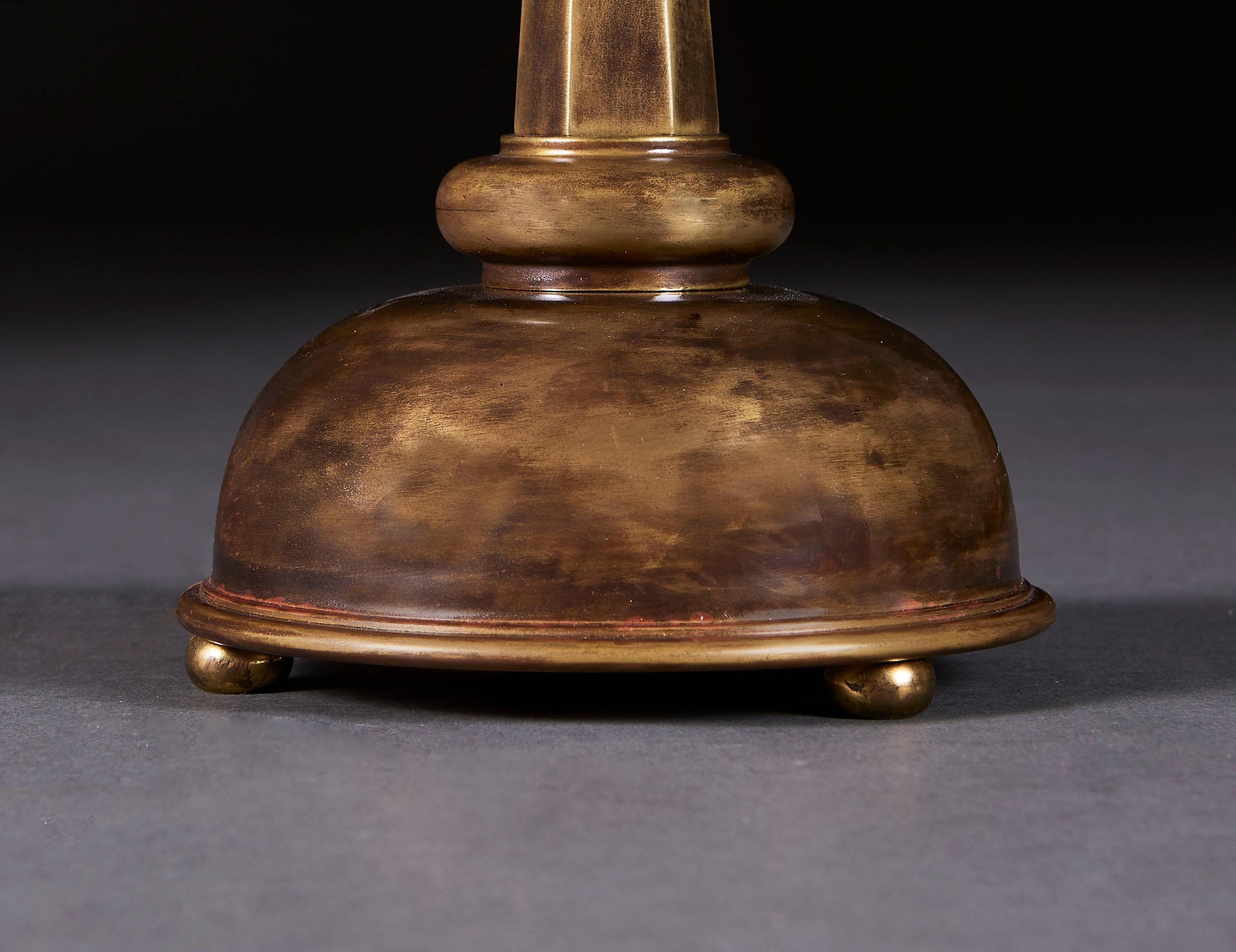 Ein Paar Arts and Crafts-Tischlampen aus Messing (20. Jahrhundert) im Angebot
