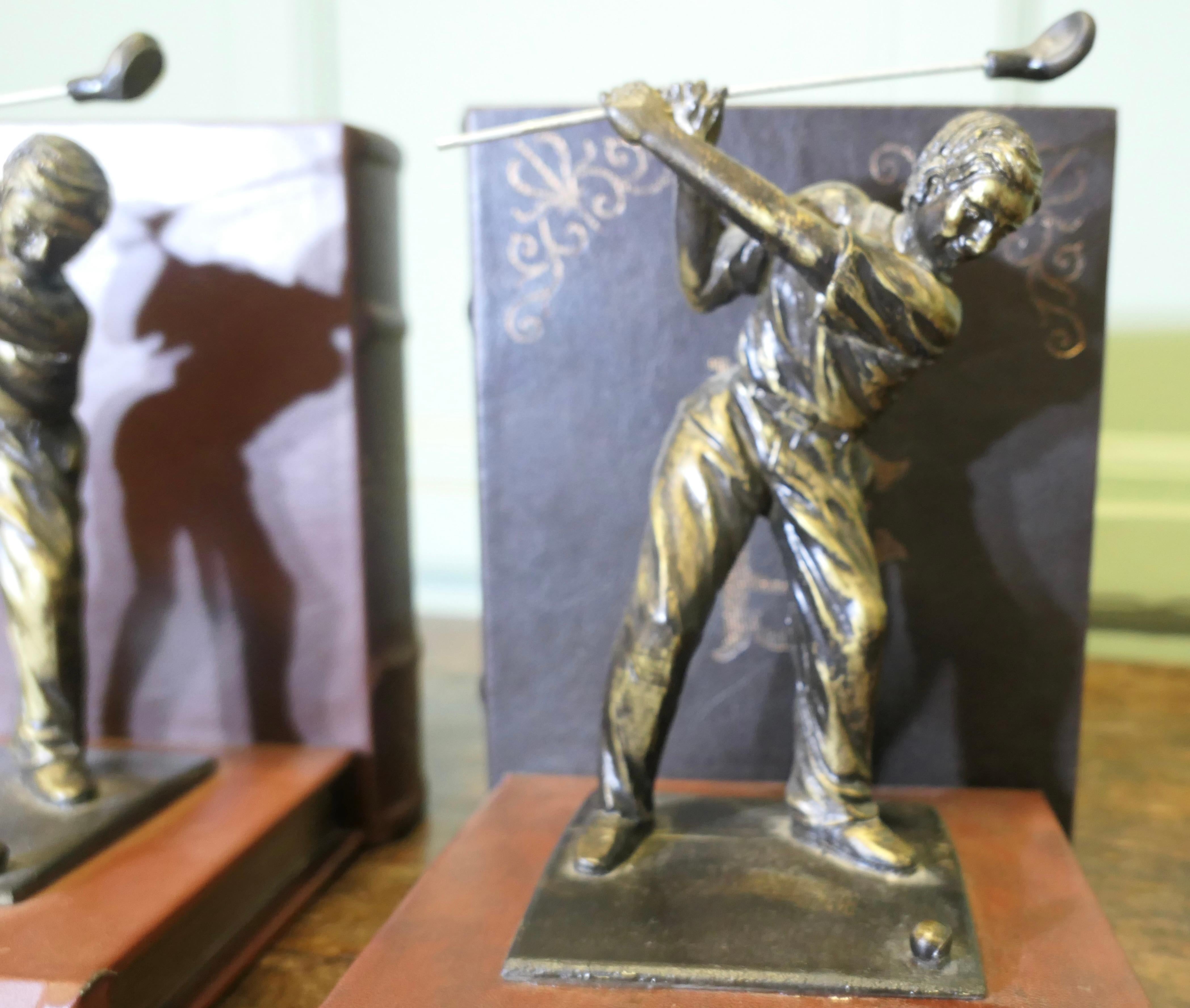 Una coppia di fermalibri in ottone per gli appassionati di golf 

Una coppia molto attraente e dal design ingegnoso: le estremità sono realizzate come libri su cui poggiano le statue dei golfisti e forniscono anche i supporti per i libri da tavolo.