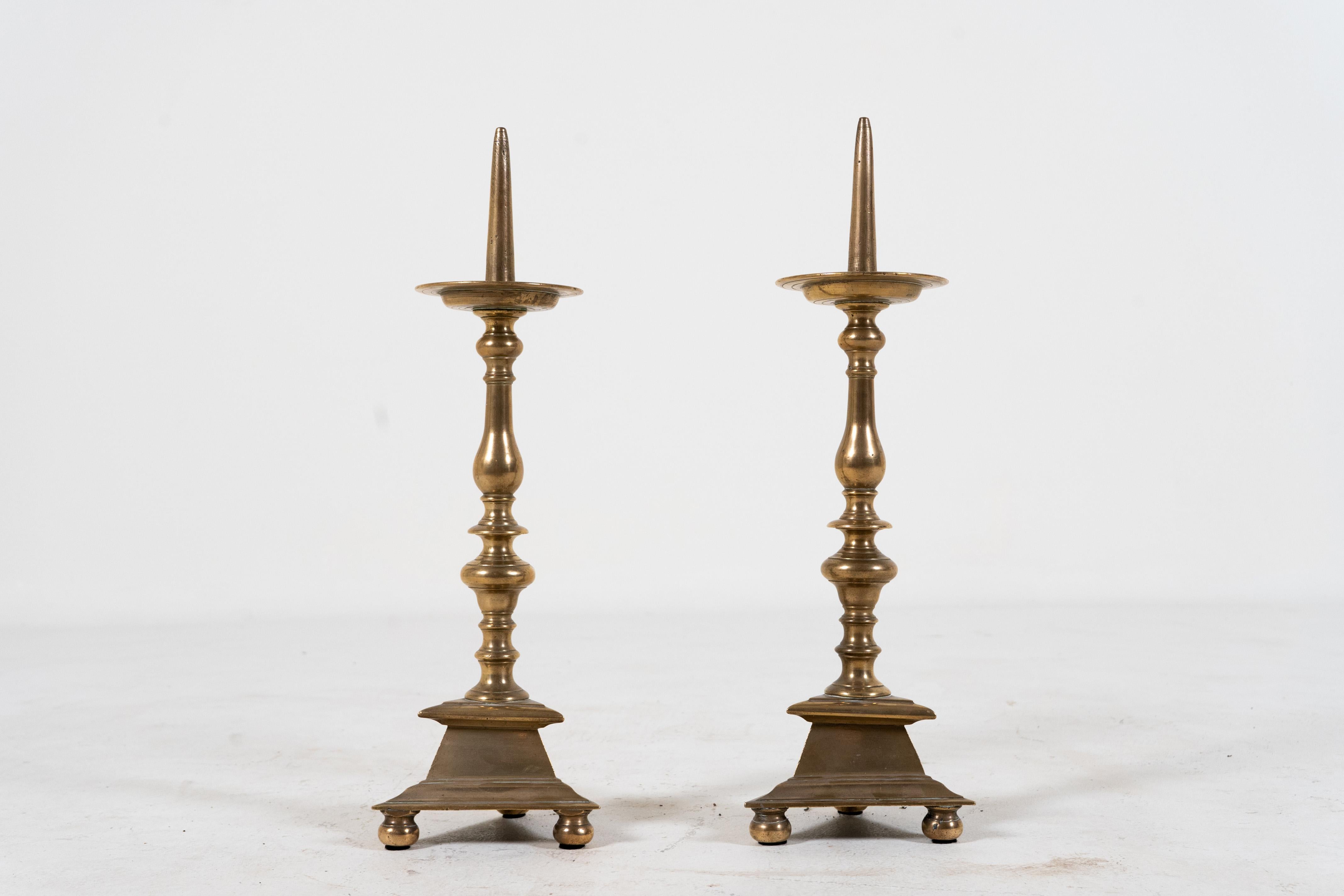 Ein Paar Kerzenständer aus Messing, Frankreich um 1900 im Angebot 3