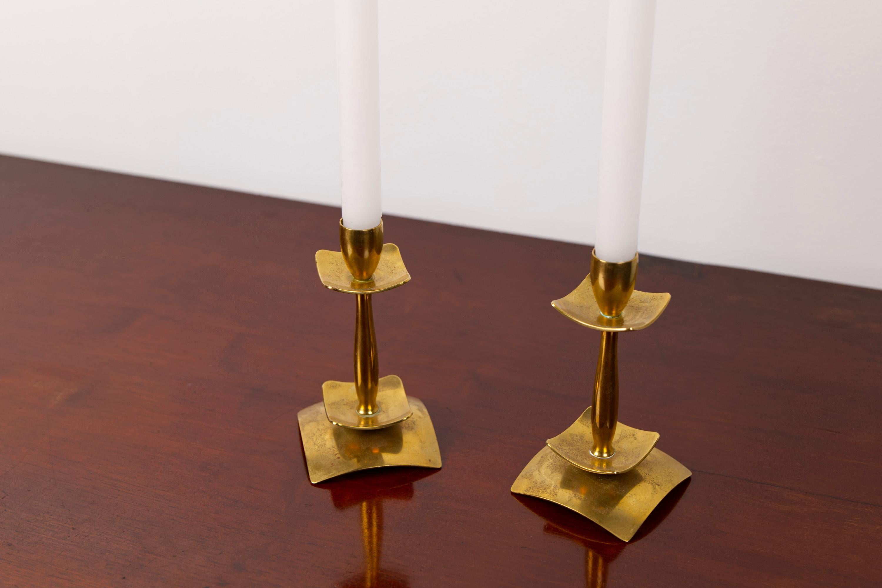 A pair of brass candle sticks by Dantorp Design, Denmark, 1960s Danés en venta