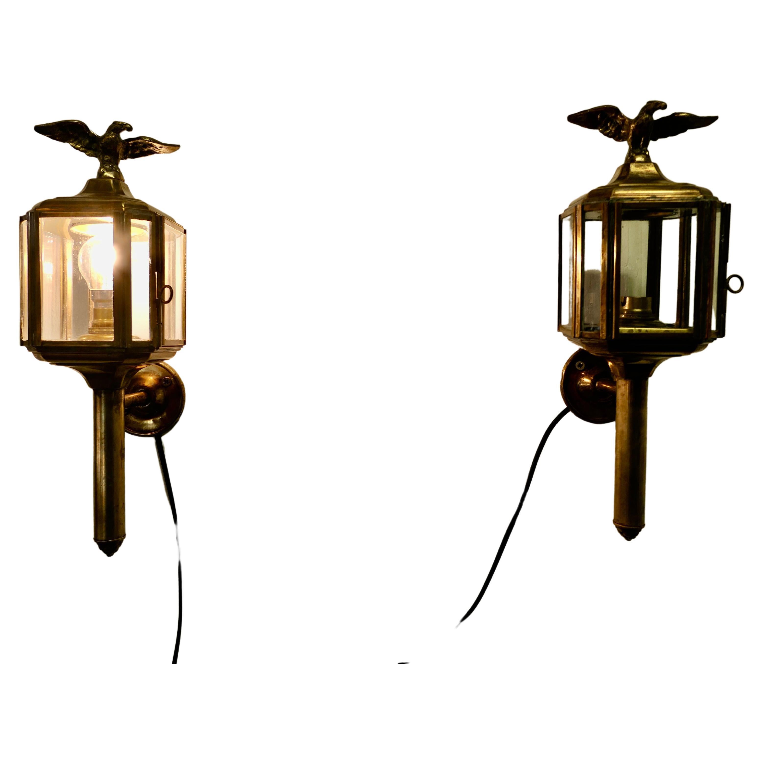 Paire d'appliques en laiton de style carrosse, lanternes avec aigles en vente